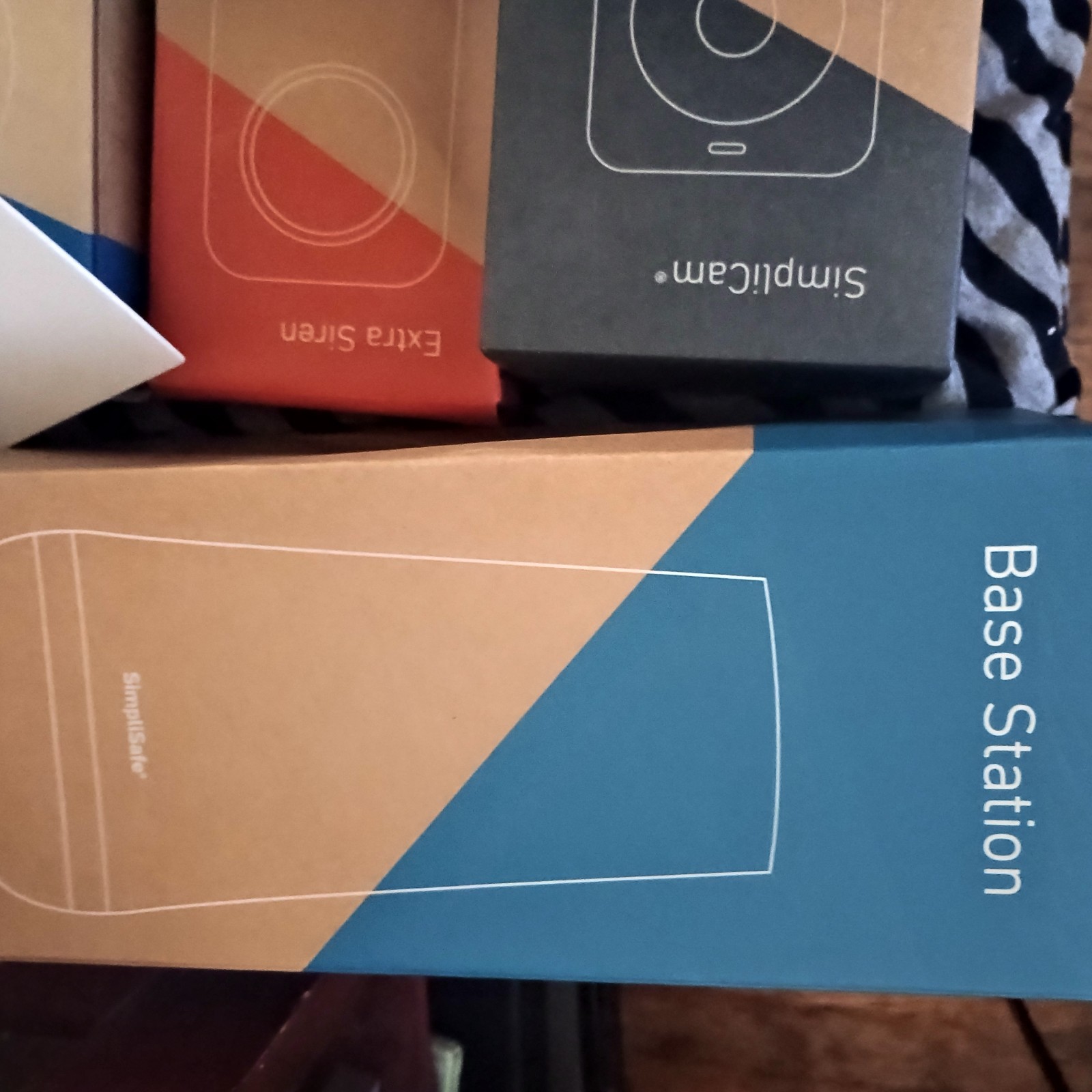 SimpliSafe Base Station, Key Pads, Camera, Motion sensors Entry, Key Fobs 15 PC