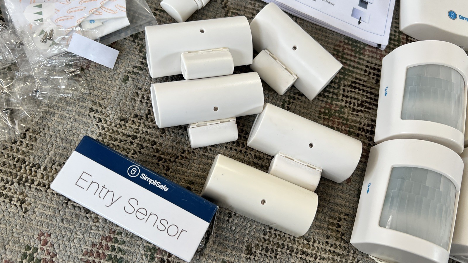 SimpliSafe Home Security System 17 Pcs Model SSCS2 Lot