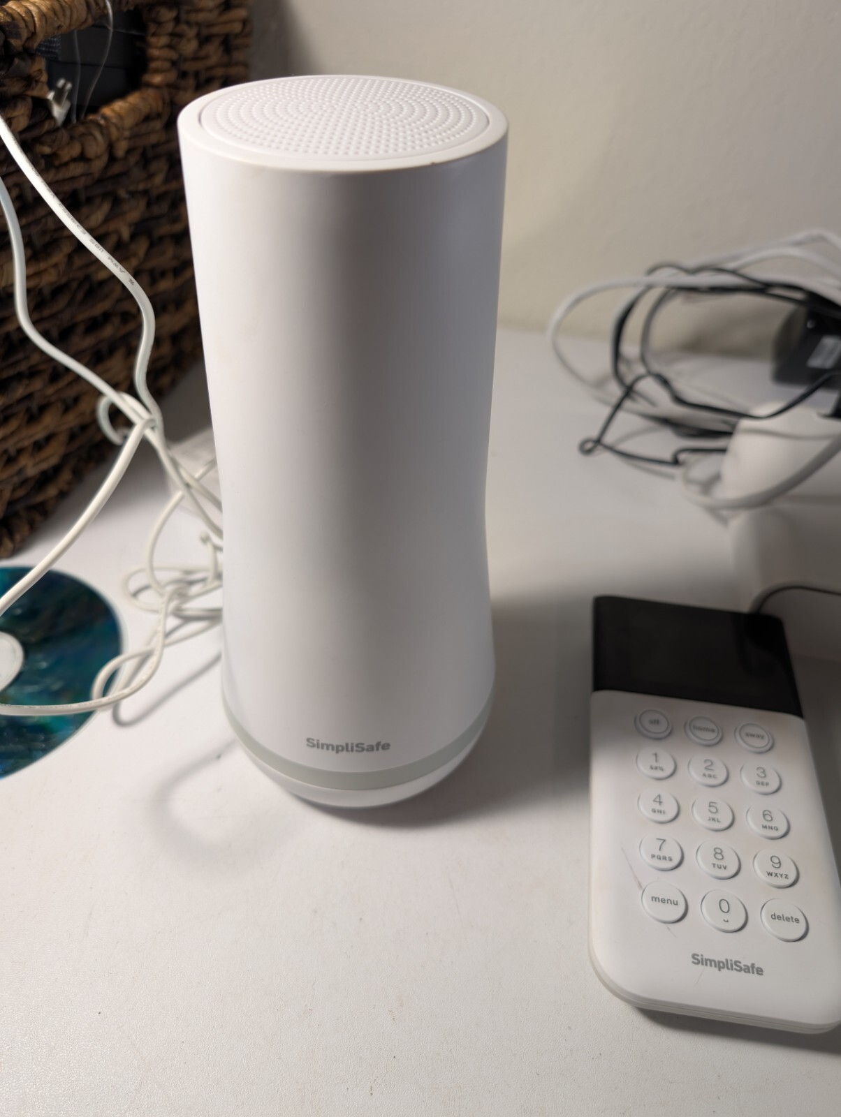 SimpliSafe HSK103 Home Security Kit With Netgear Arlo Pro Base Station Bmv4000