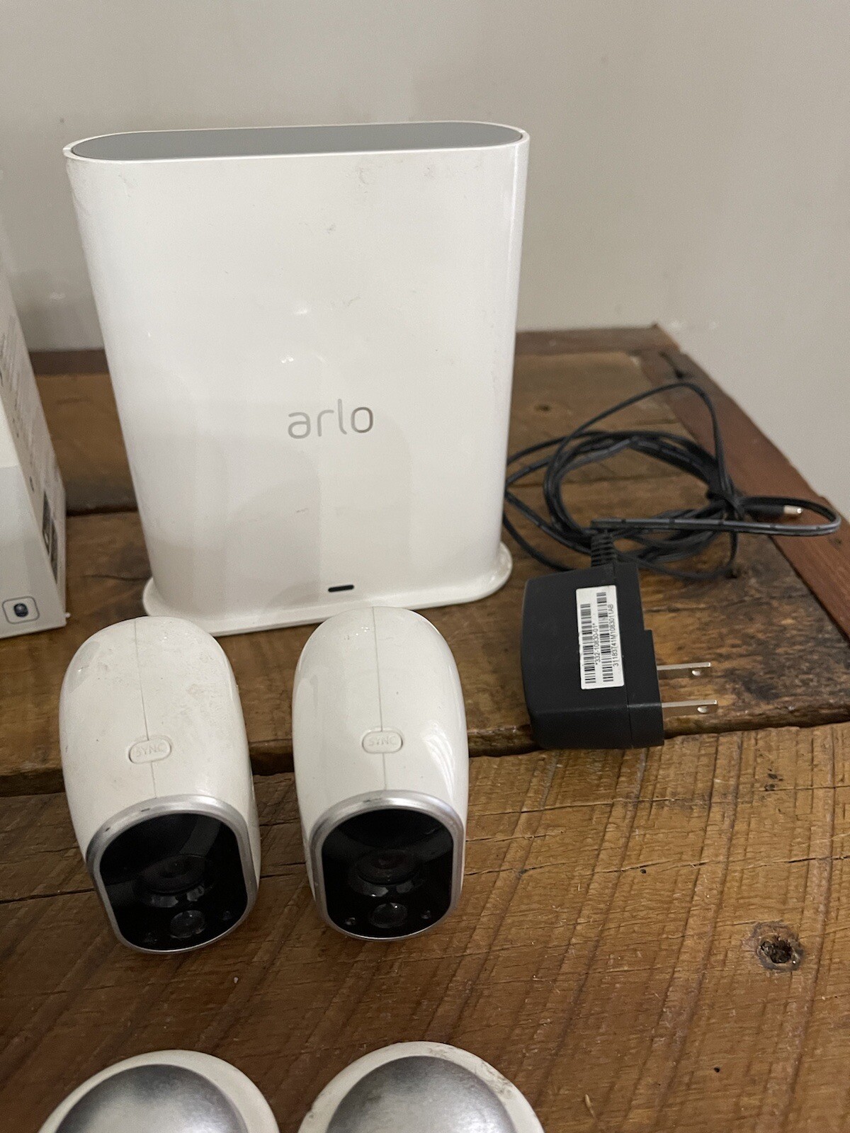 Arlo Essential Spotlight Indoor/Outdoor Wire-Free 1080p Camera HUB Vmb4540 LOT