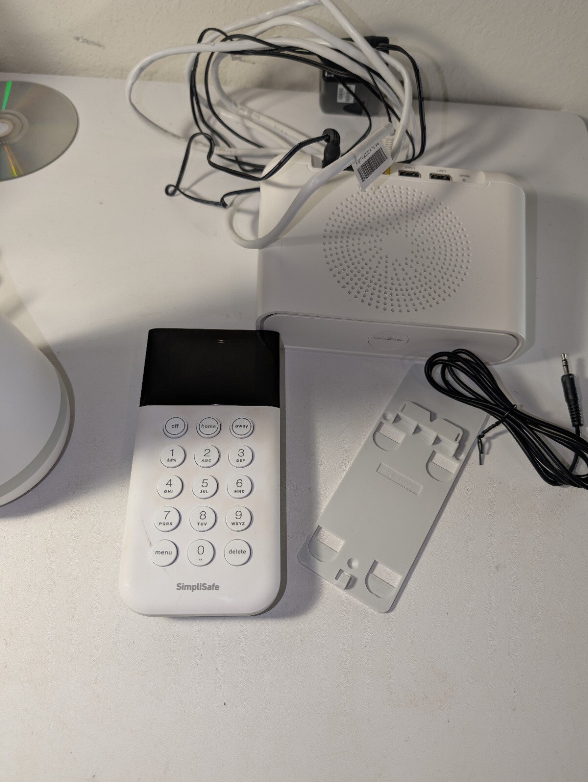 SimpliSafe HSK103 Home Security Kit With Netgear Arlo Pro Base Station Bmv4000