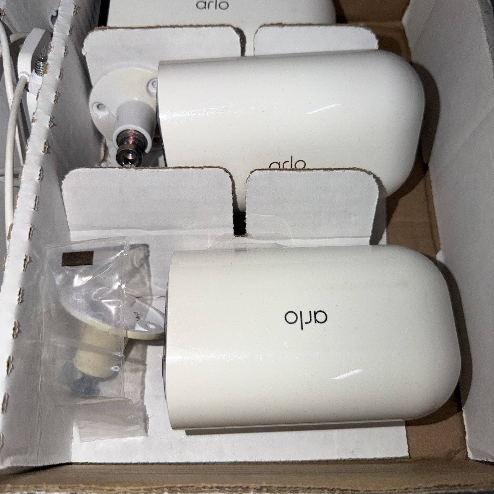 Arlo VMS4452P-100NAR Pro 4 XL Batt 4 Pack + Hub