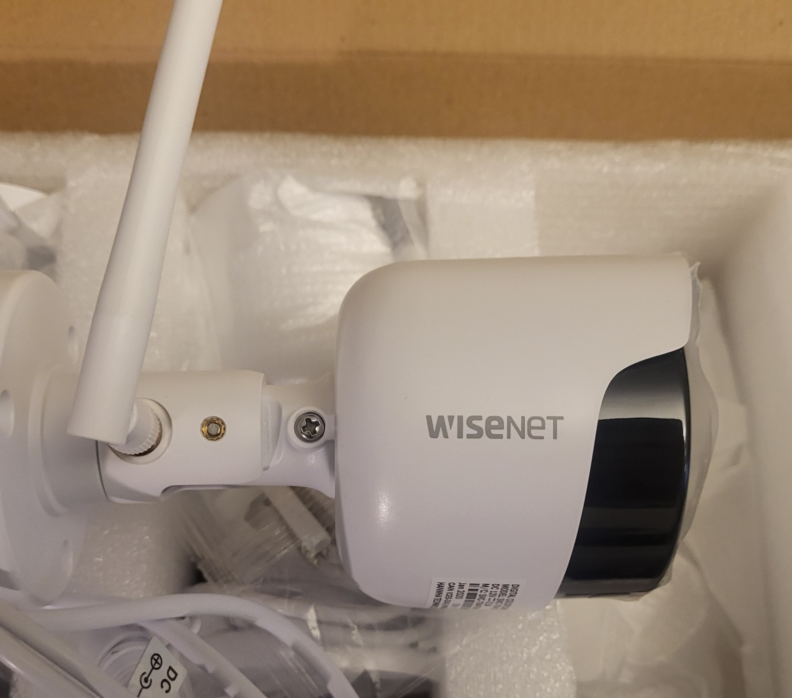 Wisenet SNK-B73047BW 1TB HD, 4 Bullet Cameras 1080p Dual Antenna Indoor/Outdoor