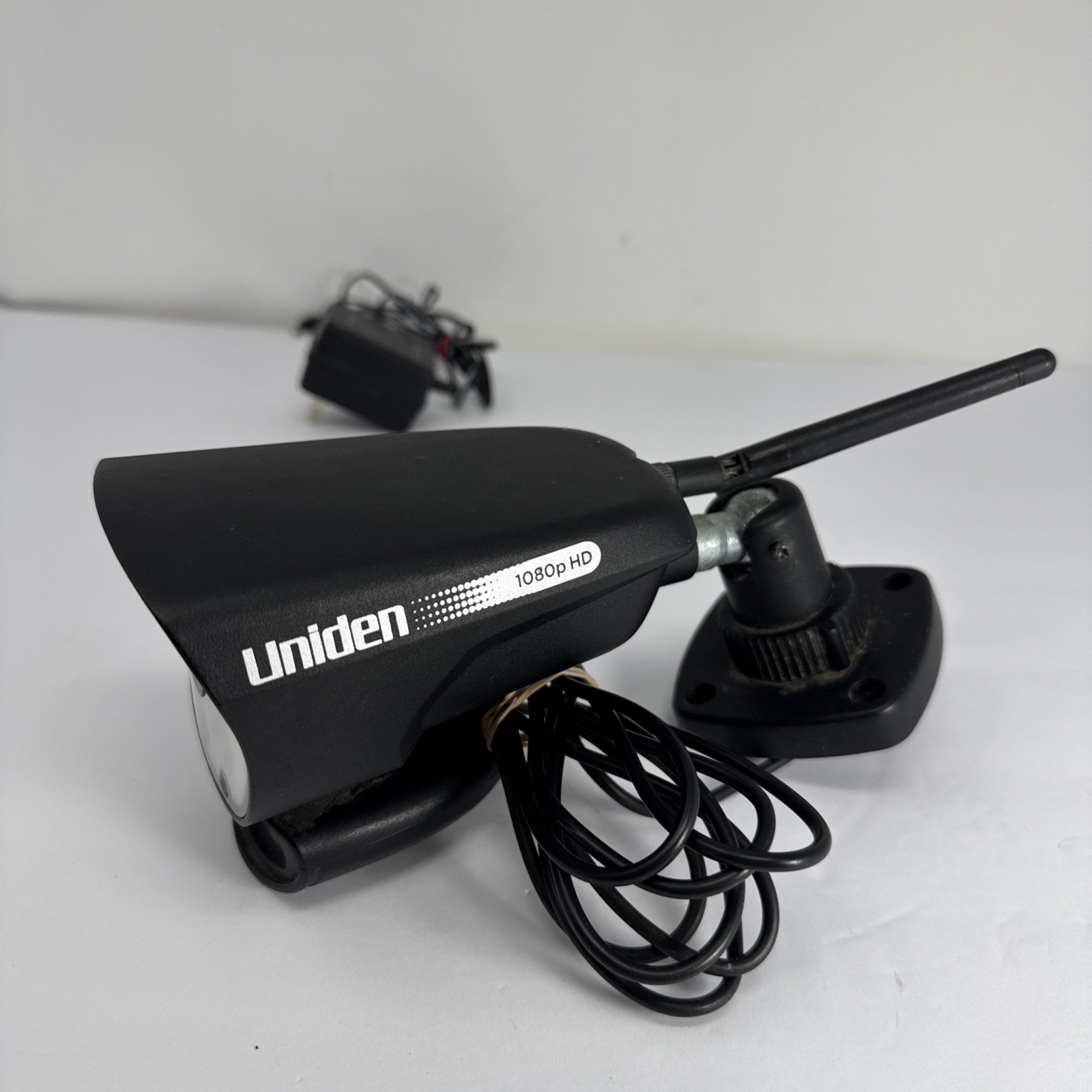 Uniden ULC58 Wireless LightCAM Security Camera Night Vision 1080 HD Surveillance