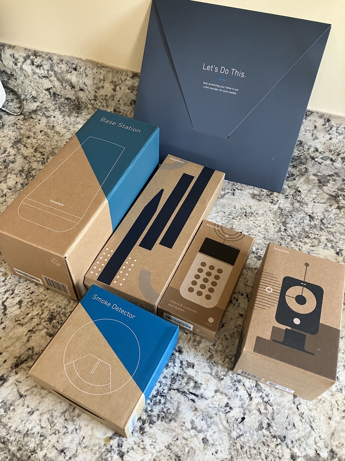 BRAND NEW – SimpliSafe 10pc Security System SSCS3 with Security Camera SSCM2