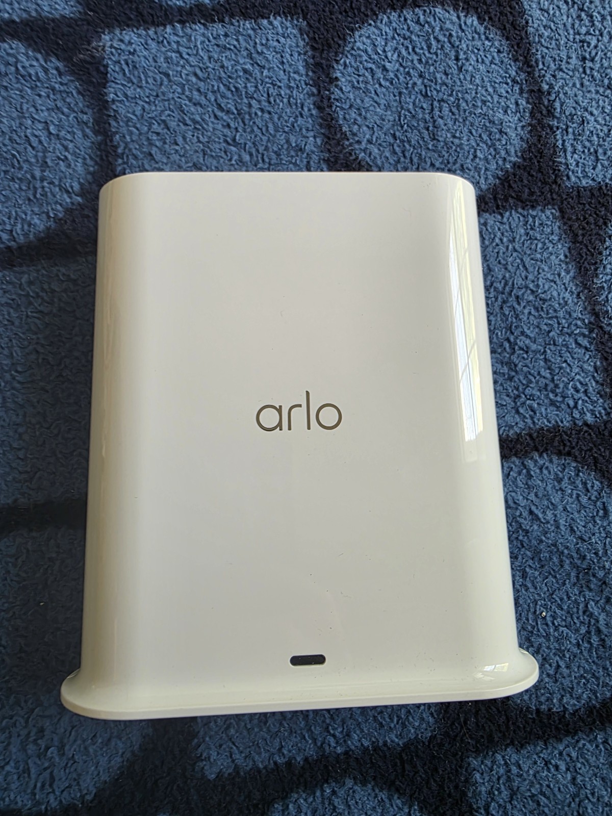 Arlo VMB4540 Wireless Security System with 3 Cameras and chargers