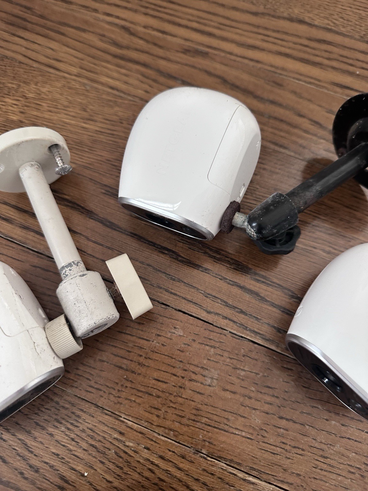 Arlo Netgear Hub Cloud VMC3030 3 Cameras With Brackets