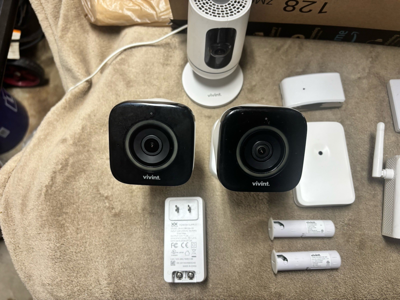 Vivint Security Bundle 2 Outdoor Cams Doorbell Indoor Cam Hub Sensors Untested
