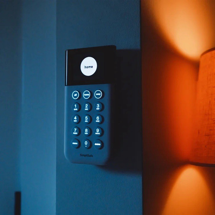 (BRAND NEW) 13-Piece SimpliSafe Security System with 2 Outdoor Camera Series 2