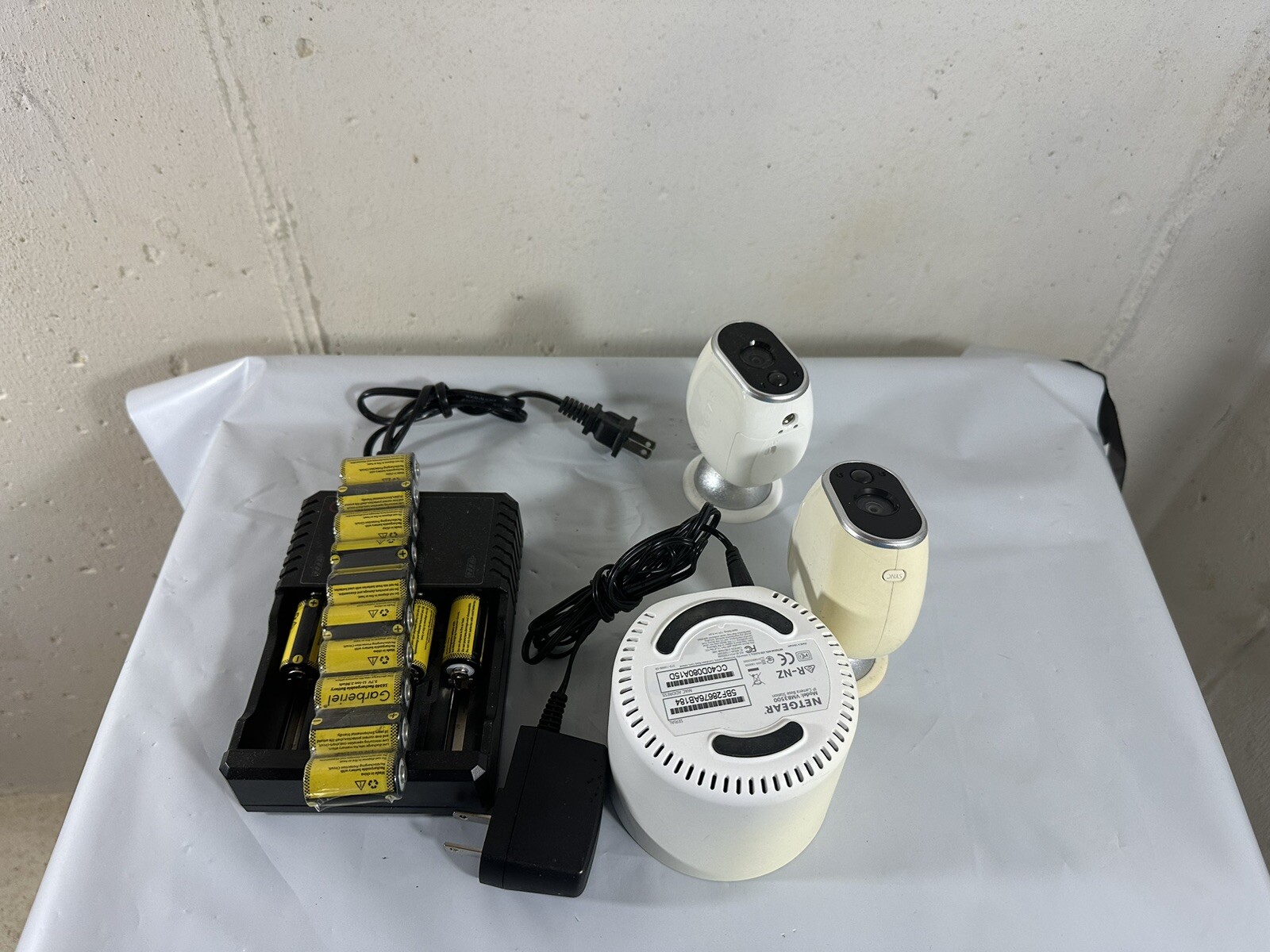 Netgear Arlo Camera HD Indoor/Outdoor Security System Pre Owned With Extras