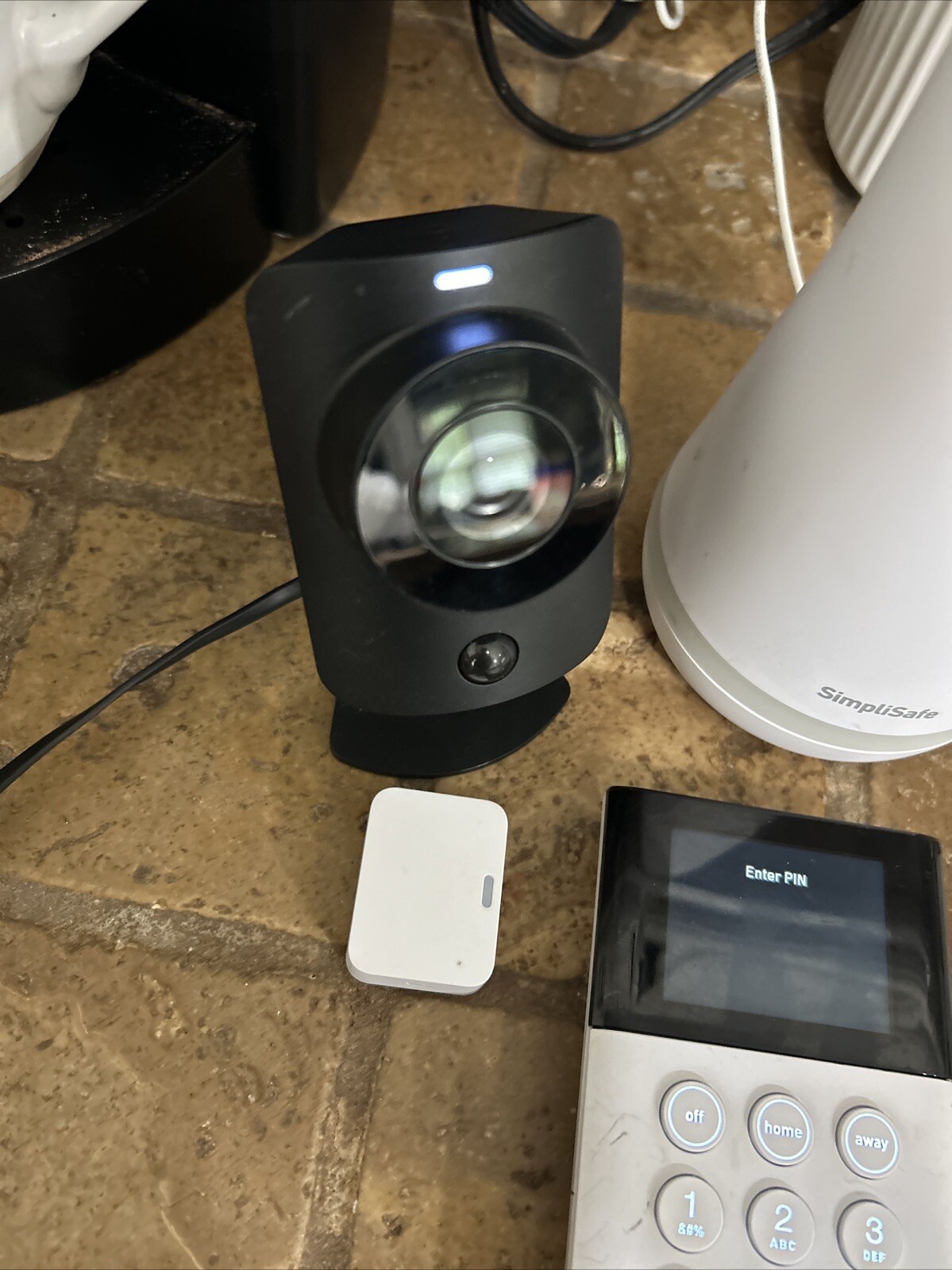 SimpliSafe Home Security System with HD Camera – White (5 Pieces) Preowned