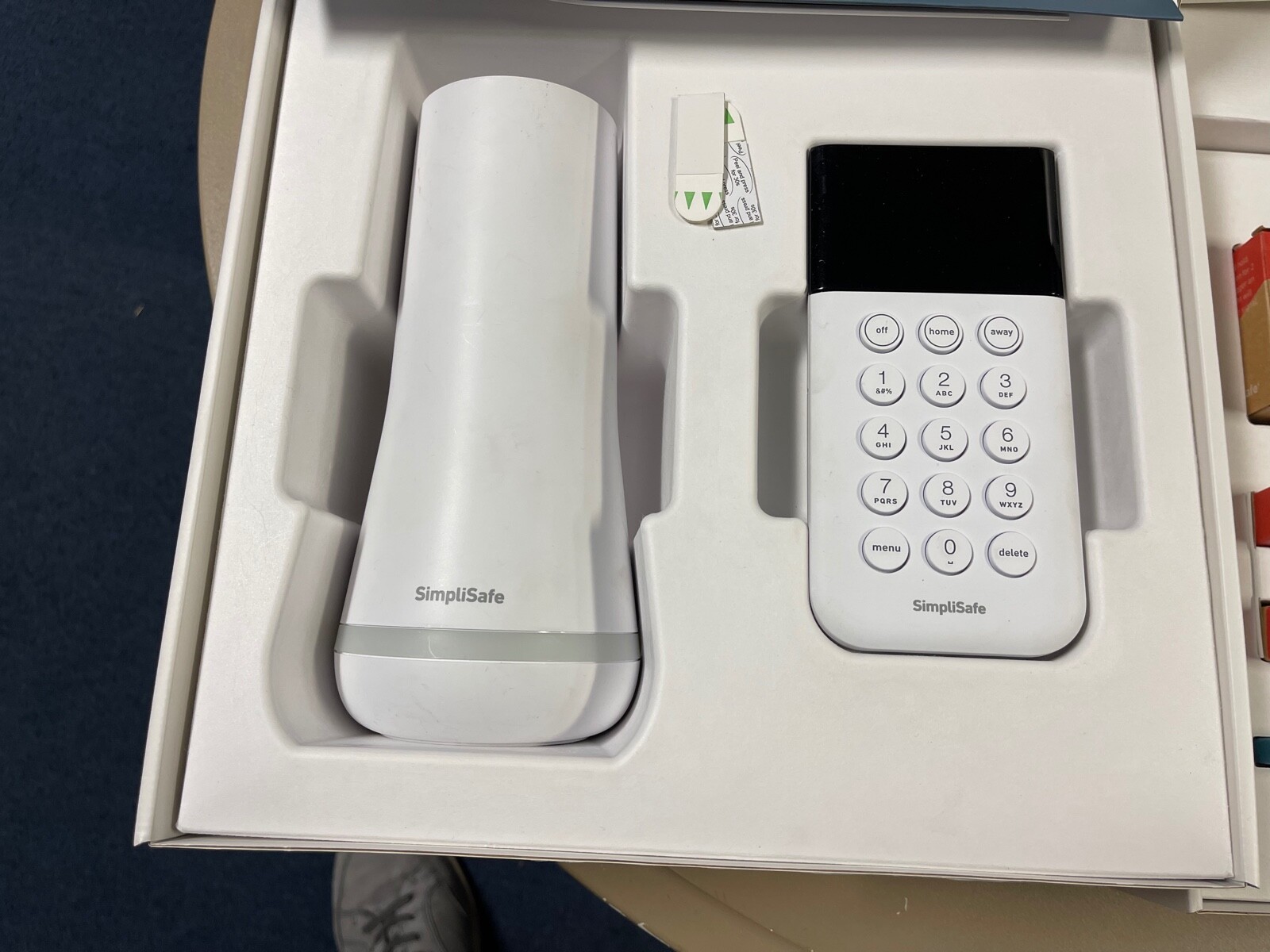 SimpliSafe 10 Piece Home Security Kit with SimpliCam +Extra Key Fob +Door Sensor