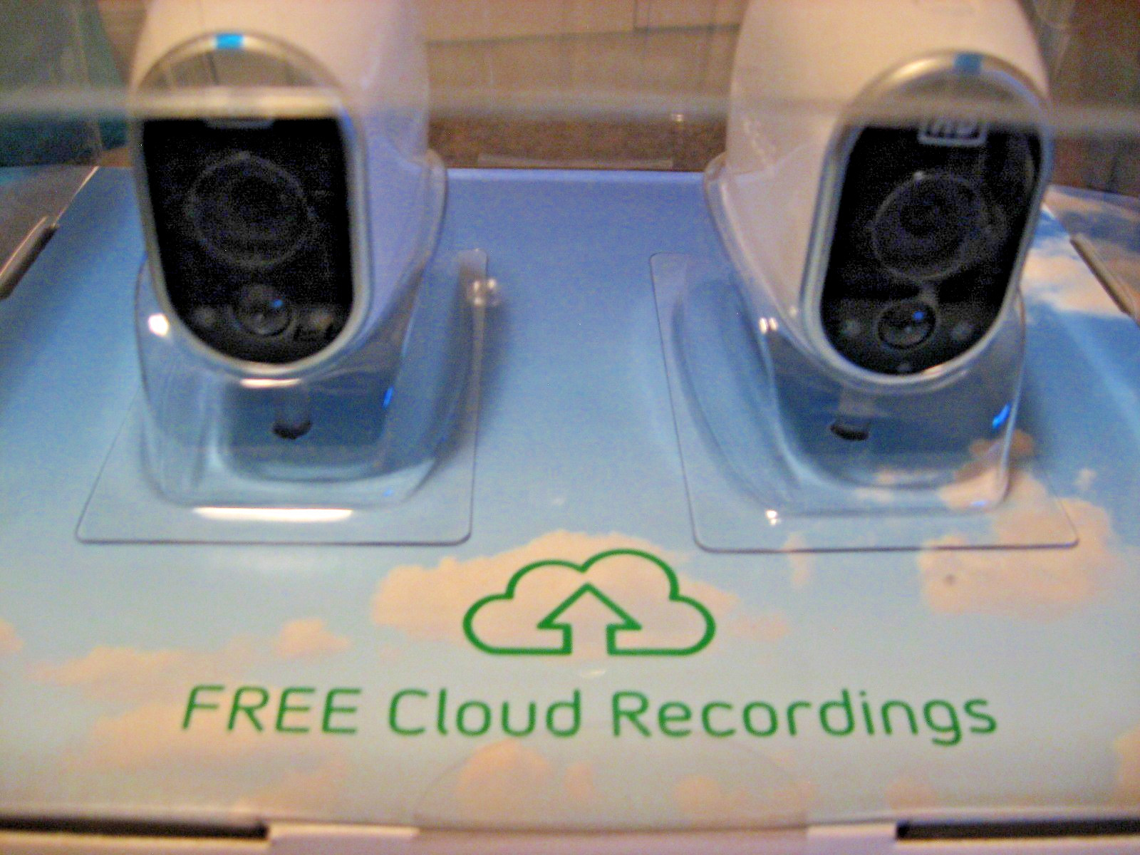 rmk99 Netgear Arlo 2 Camera Wireless Security System w/Base, Cords NIB st135