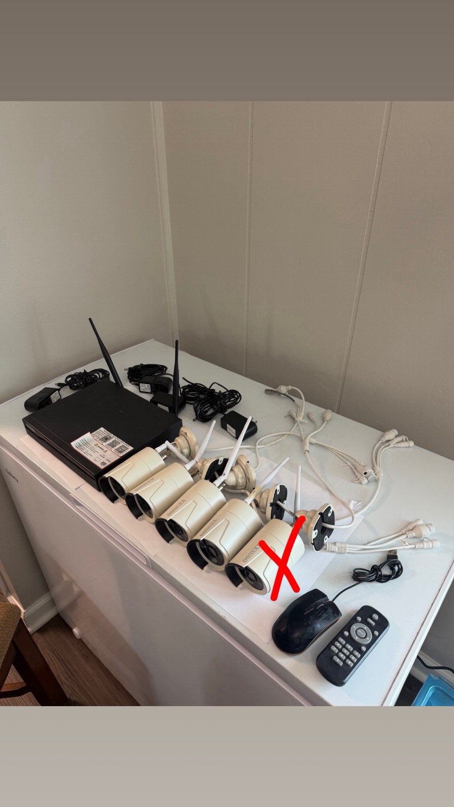 OOSSXX Security System 4 Cameras NVR Mouse and Remote Included Used