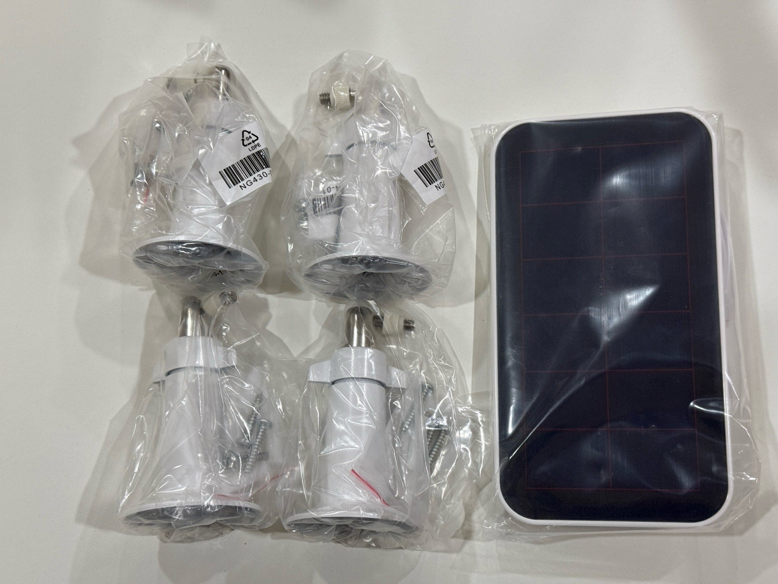 Arlo Solar Panel Charger For PRO Cameras – White VMA5600 With 4 Arlo Mounts New