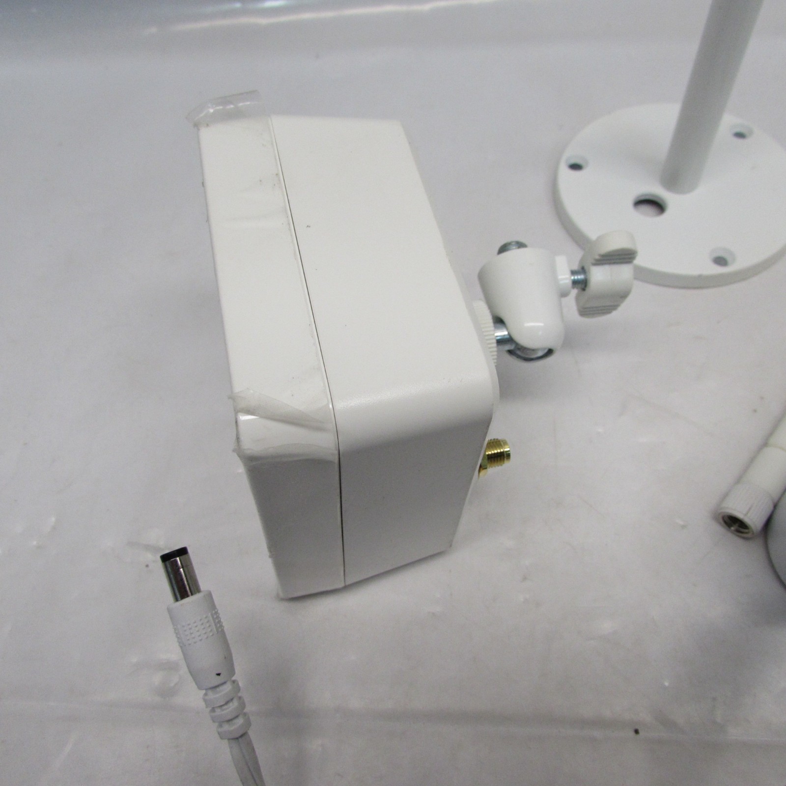 Vivint ADC-V520IR Indoor Wireless IP Camera w/Night Vision, Stand, Antenna, Cord