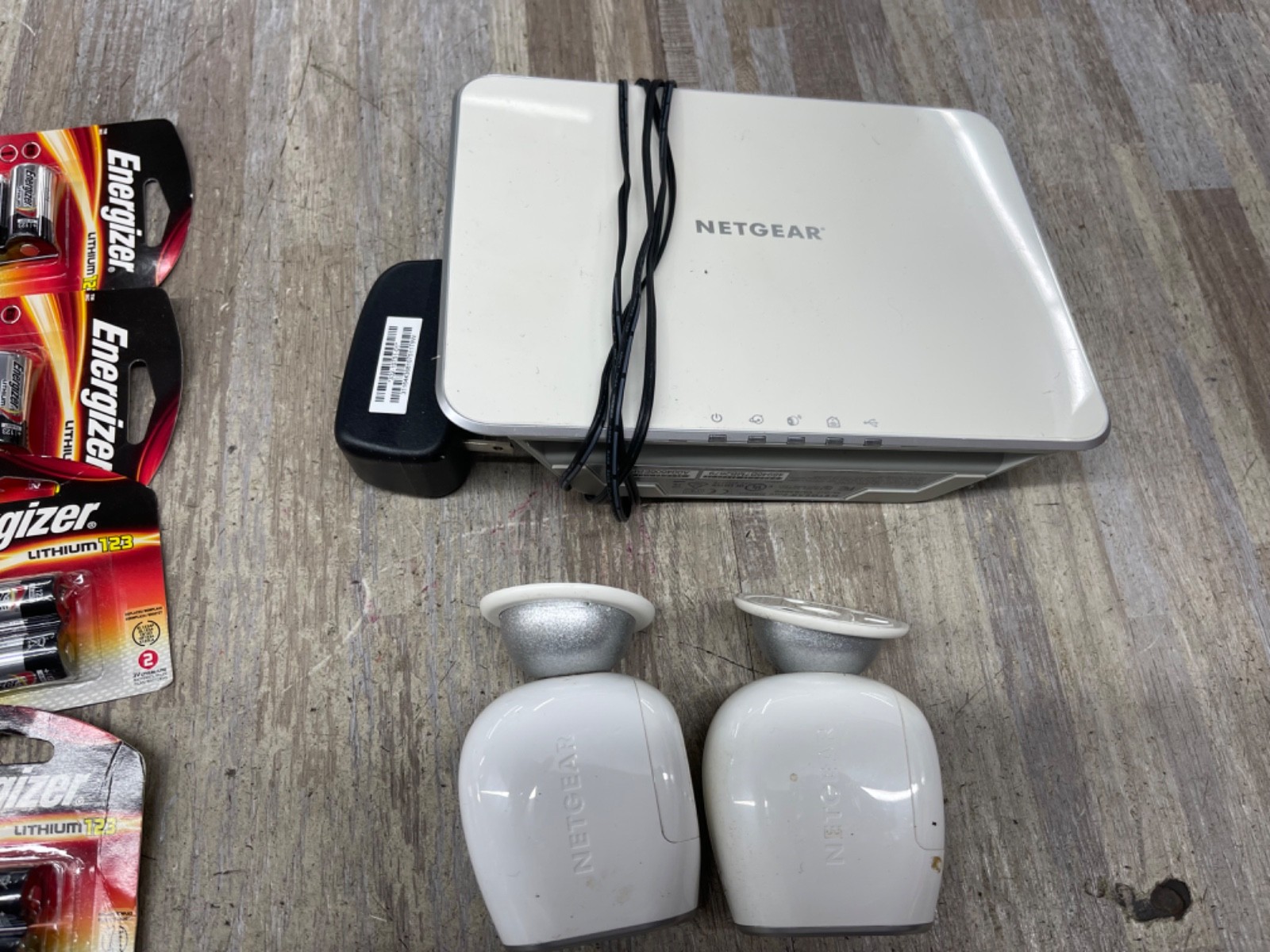 Netgear Arlo Base StationVMB3000 W/ 2 Cameras VMB3030 15PACK NEW BATTERY