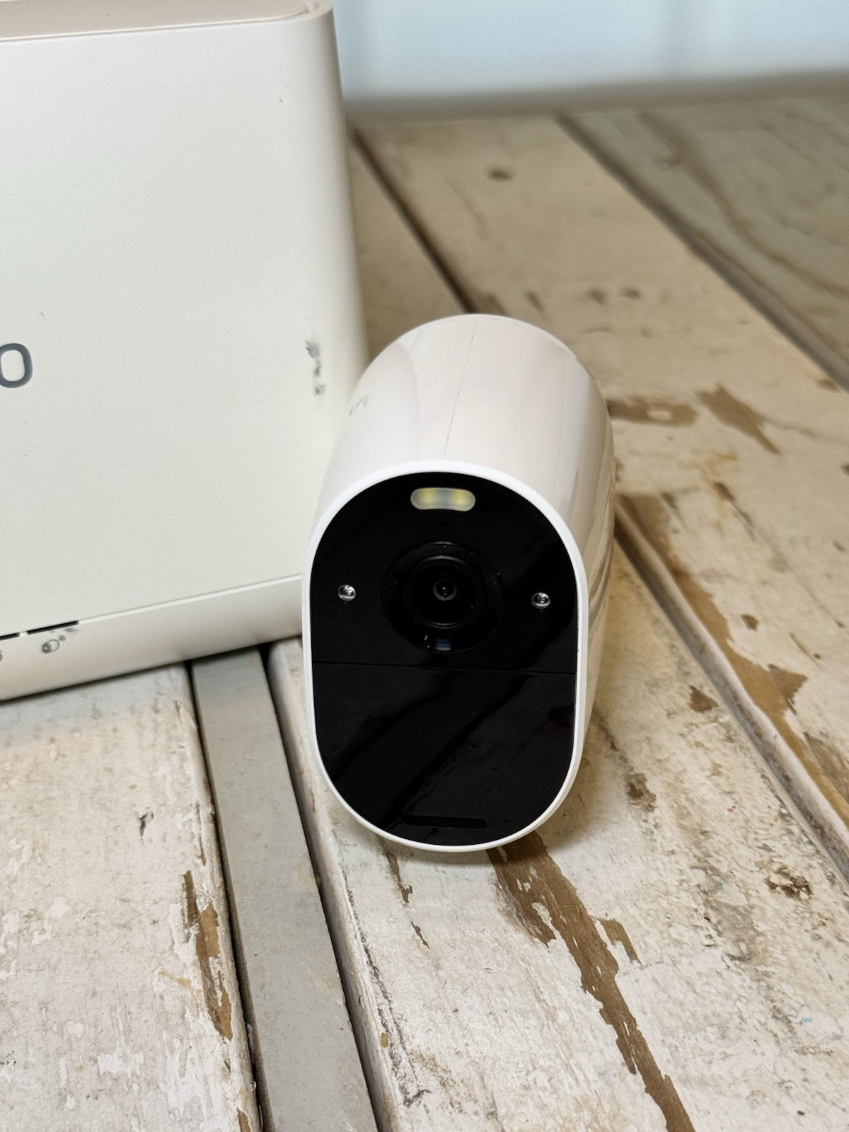 ARLO MODEL VMB4000 BASE STATION, ESSENTIAL SPOTLIGHT CAMERA, DUAL CHARGER, CORDS