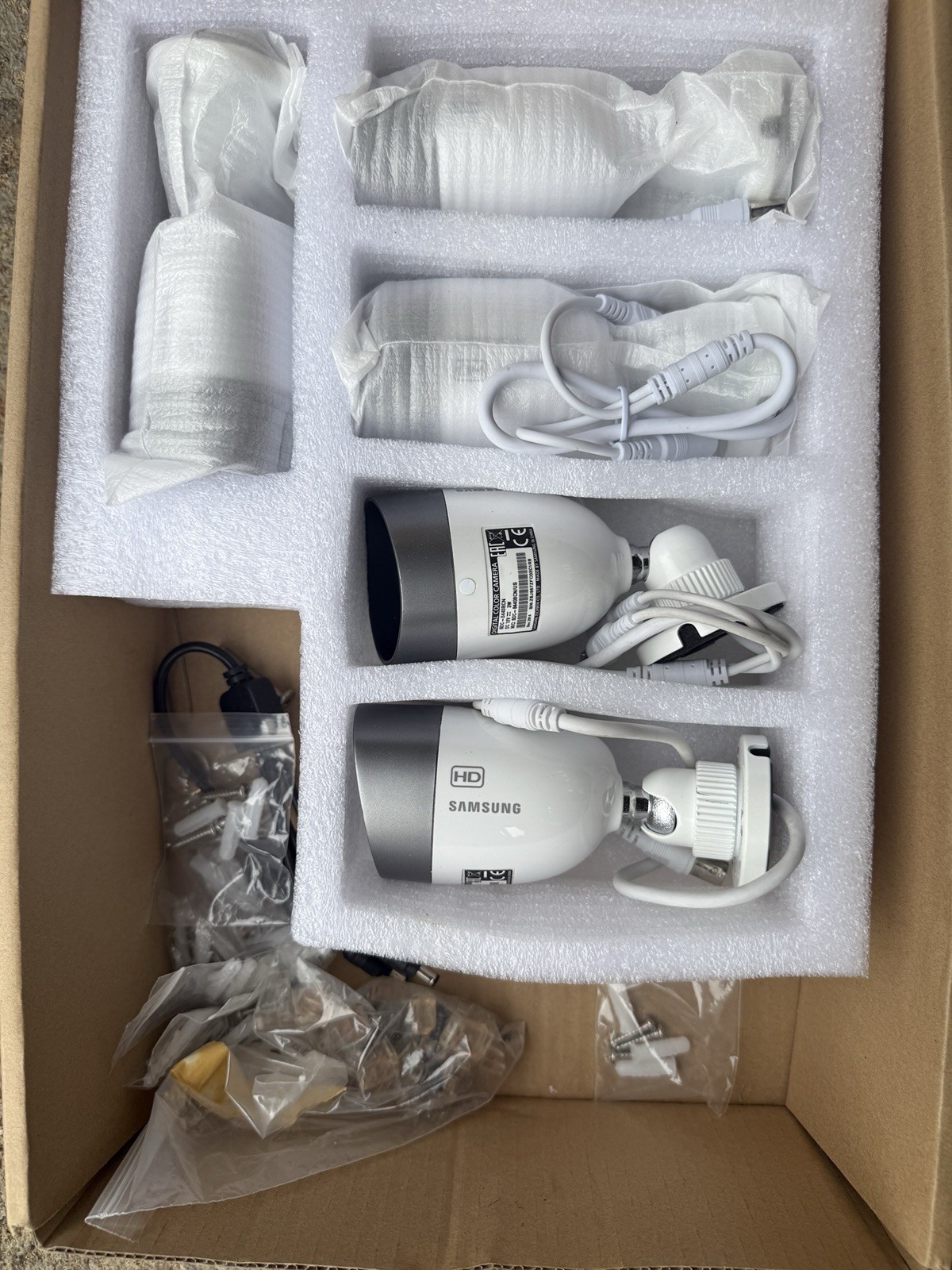 Samsung SDS-P3042 4-Channel DVR 4-Camera 500GB Wired Night Vision System