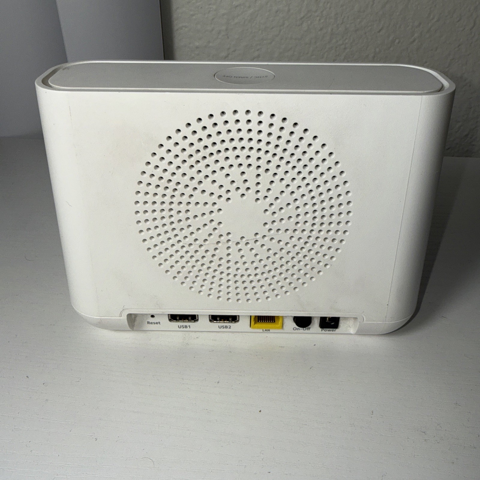 No Power Cord. Netgear Arlo Pro VMB4000 Wireless Camera Base Station No Cord