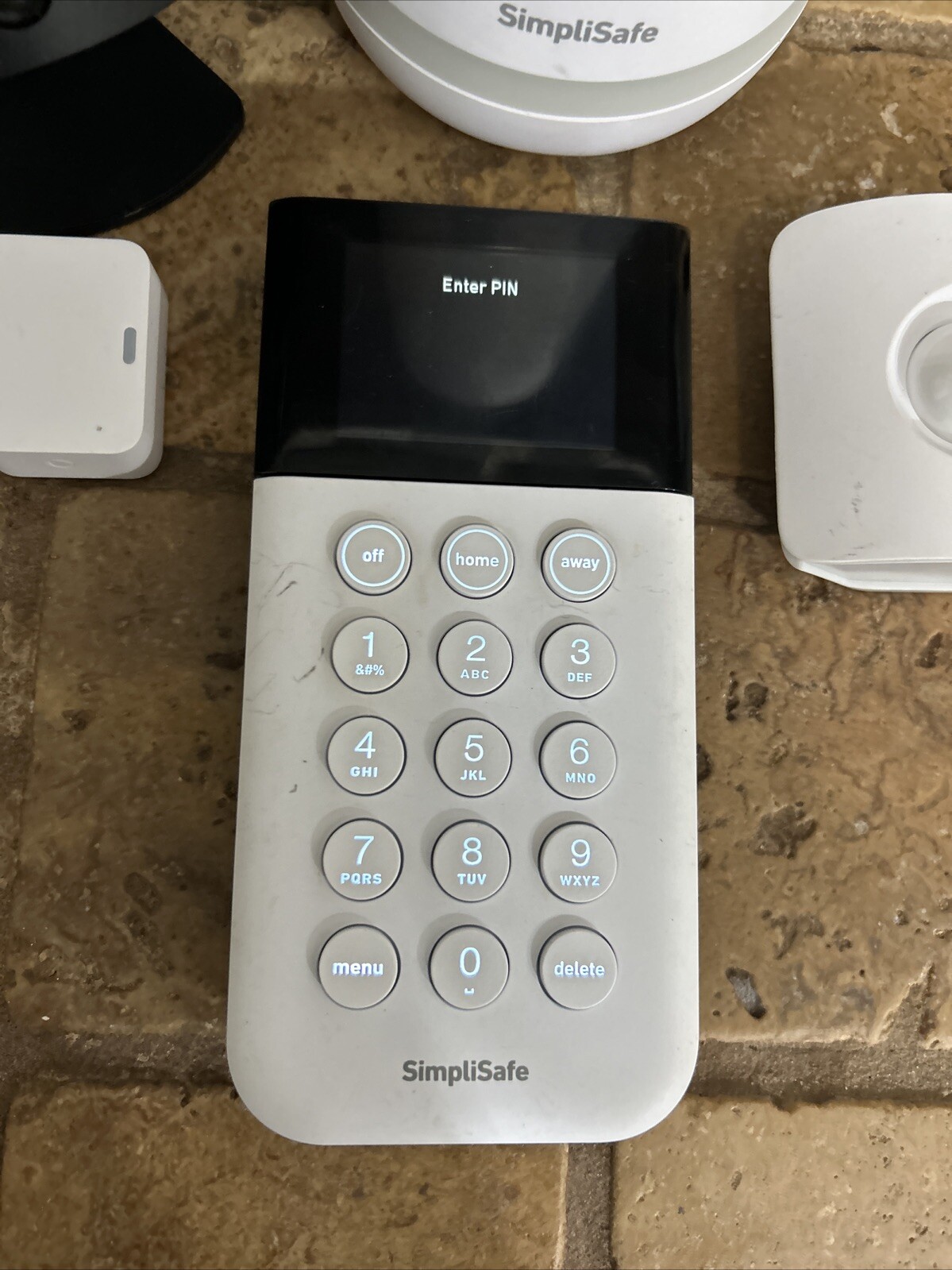SimpliSafe Home Security System with HD Camera – White (5 Pieces) Preowned