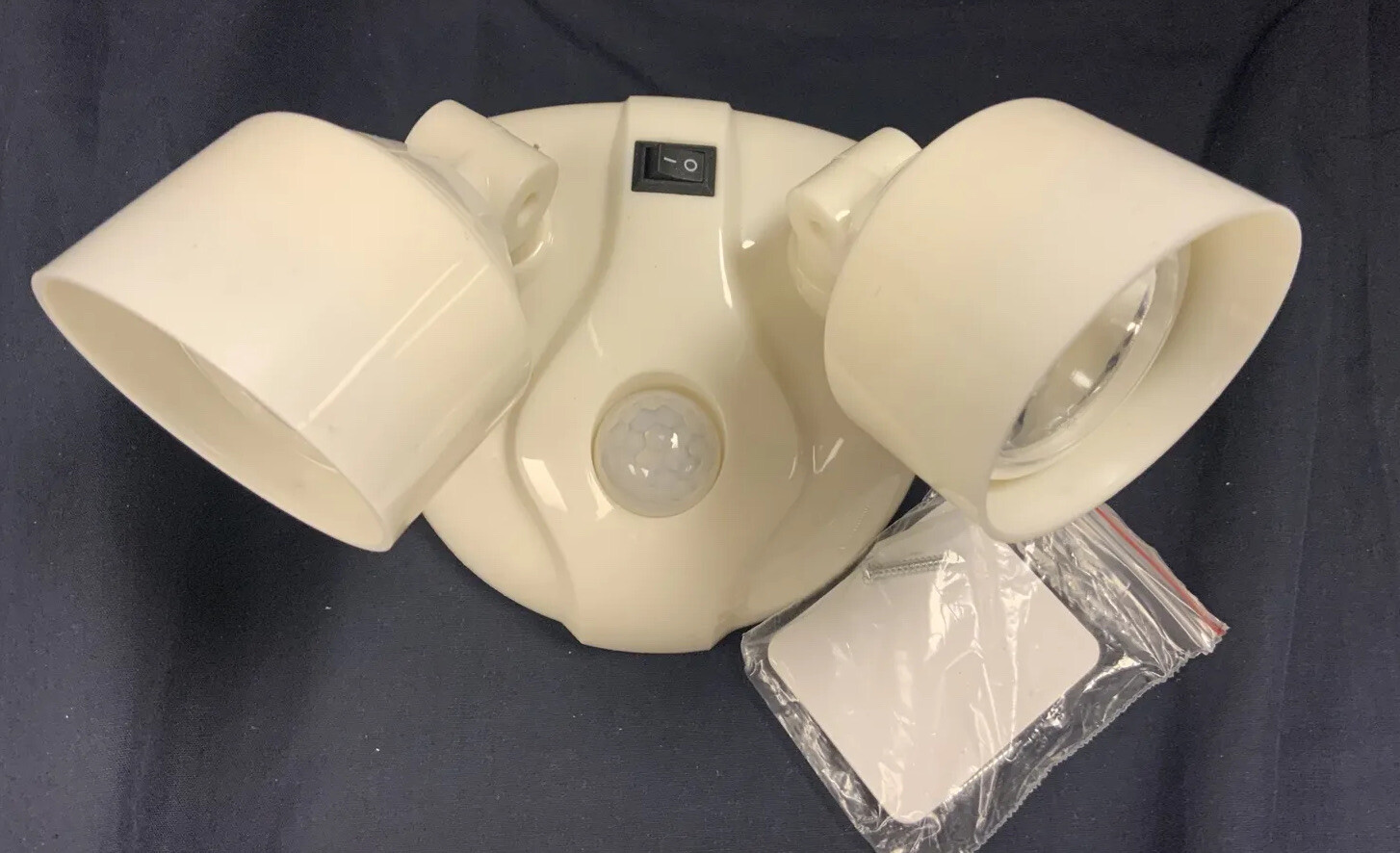 Dual LED Light Motion Sensor 10 Feet Lit for 30 Sec 4 AA Battery Operated