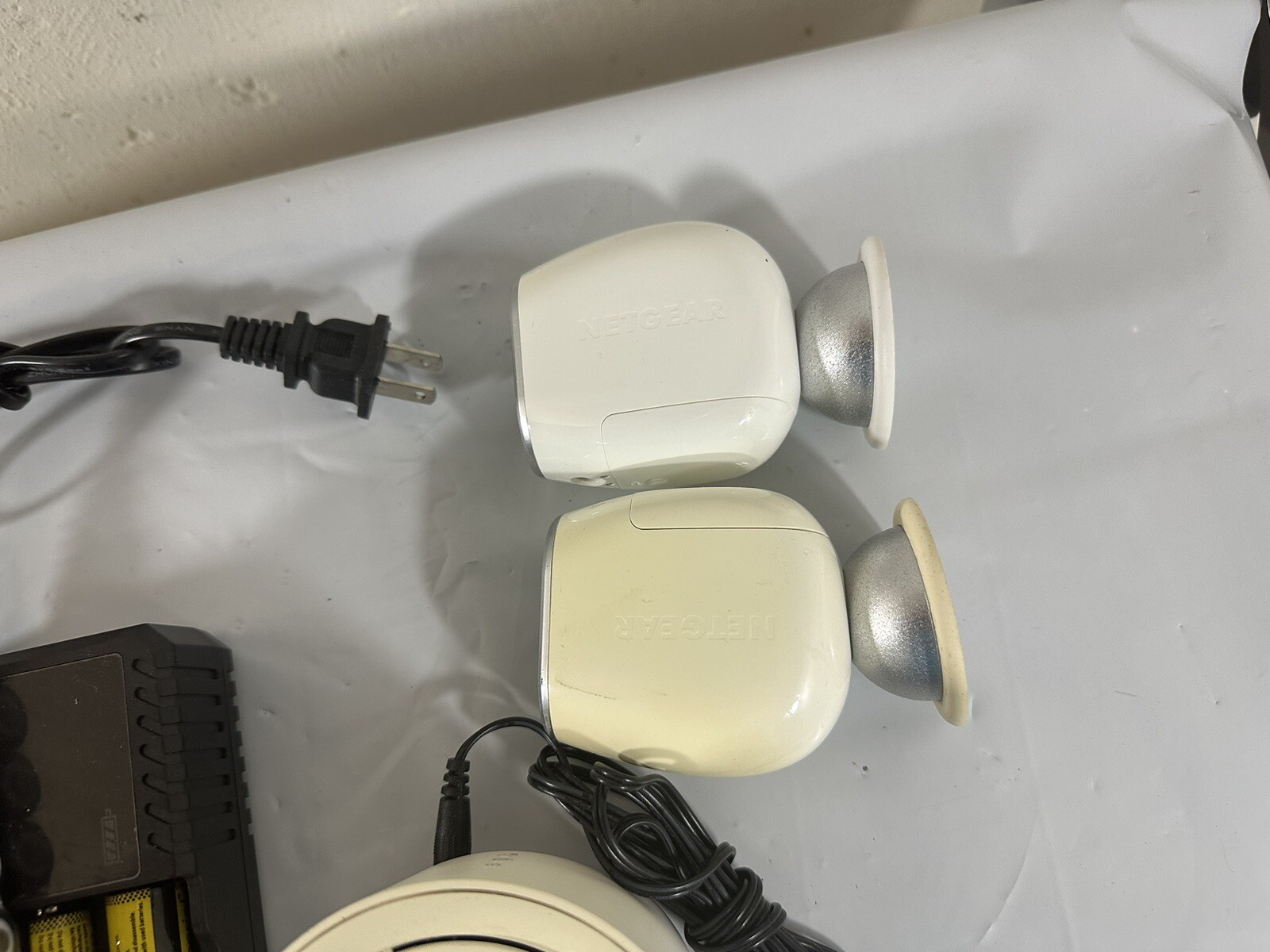 Netgear Arlo Camera HD Indoor/Outdoor Security System Pre Owned With Extras