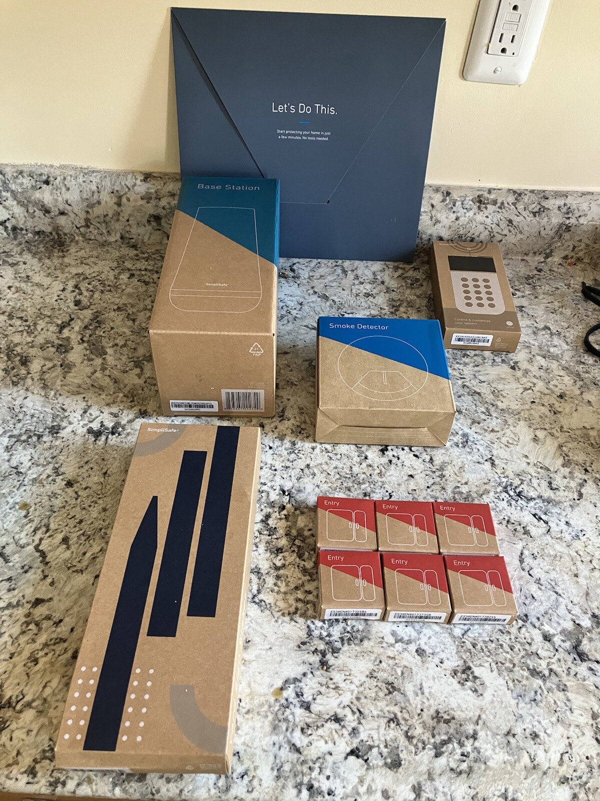 BRAND NEW – SimpliSafe 10pc Security System SSCS3 with Security Camera SSCM2