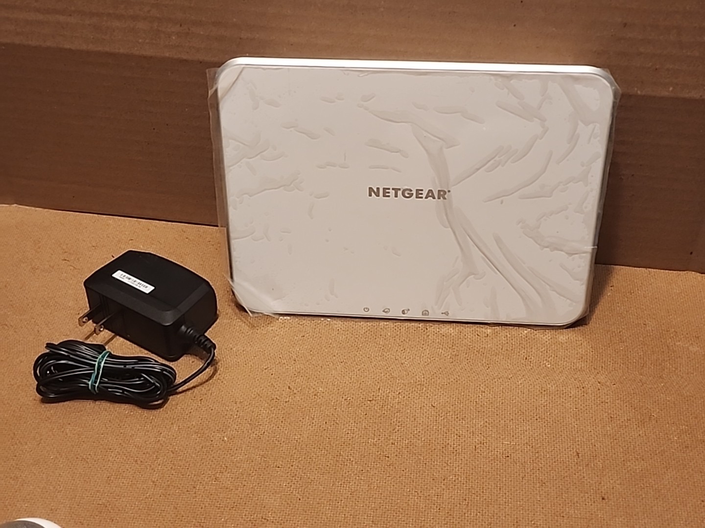 NETGEAR ARLO VMB3000 HOME BASE & 2 VMC3030 HD WIRE-FREE CAMERA INDOOR/OUTDOOR