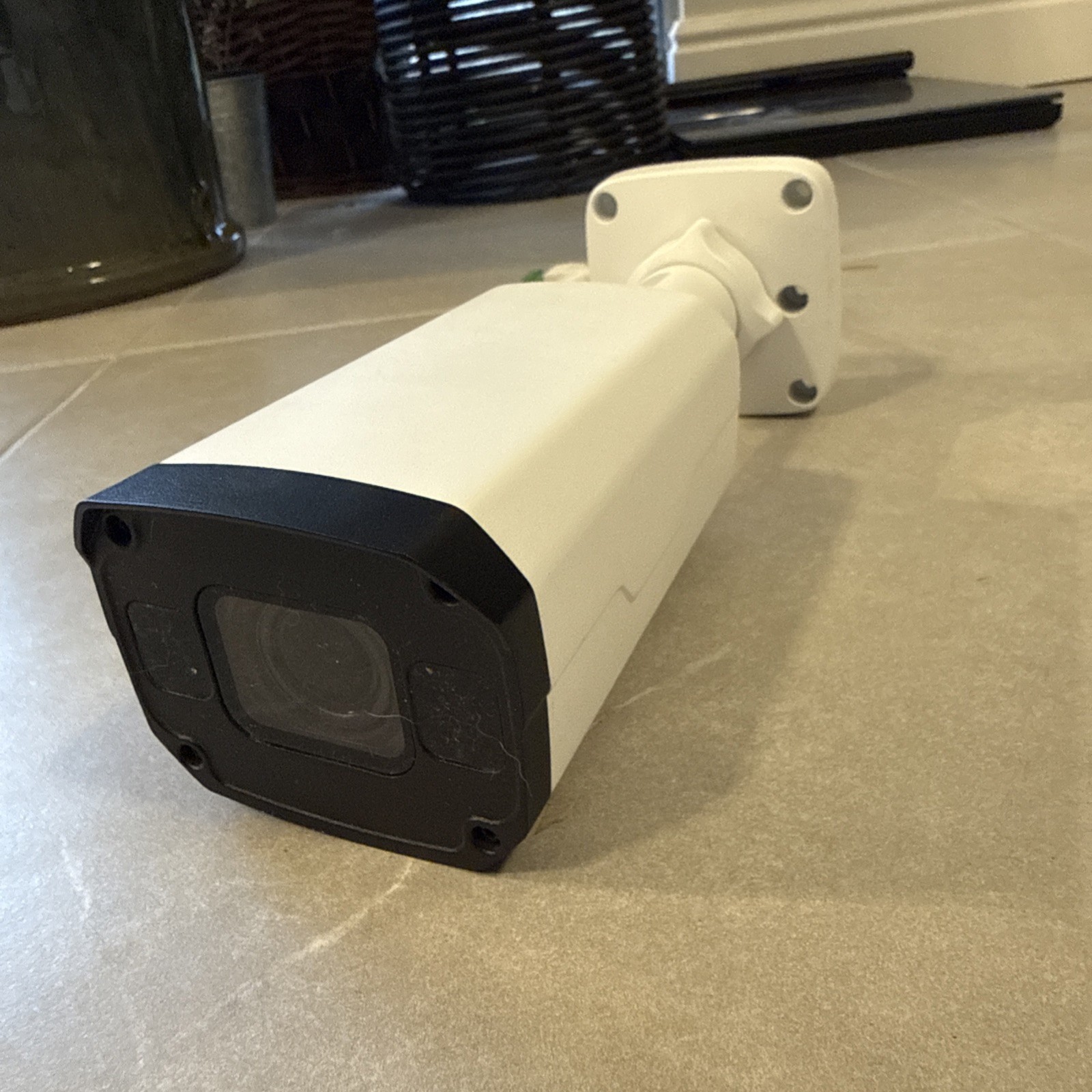 Uniview Tec 5MP IP Bullet Camera 2.8-12mm MVF Lens, TDN, DWDR, IP67 Case, IR,12V