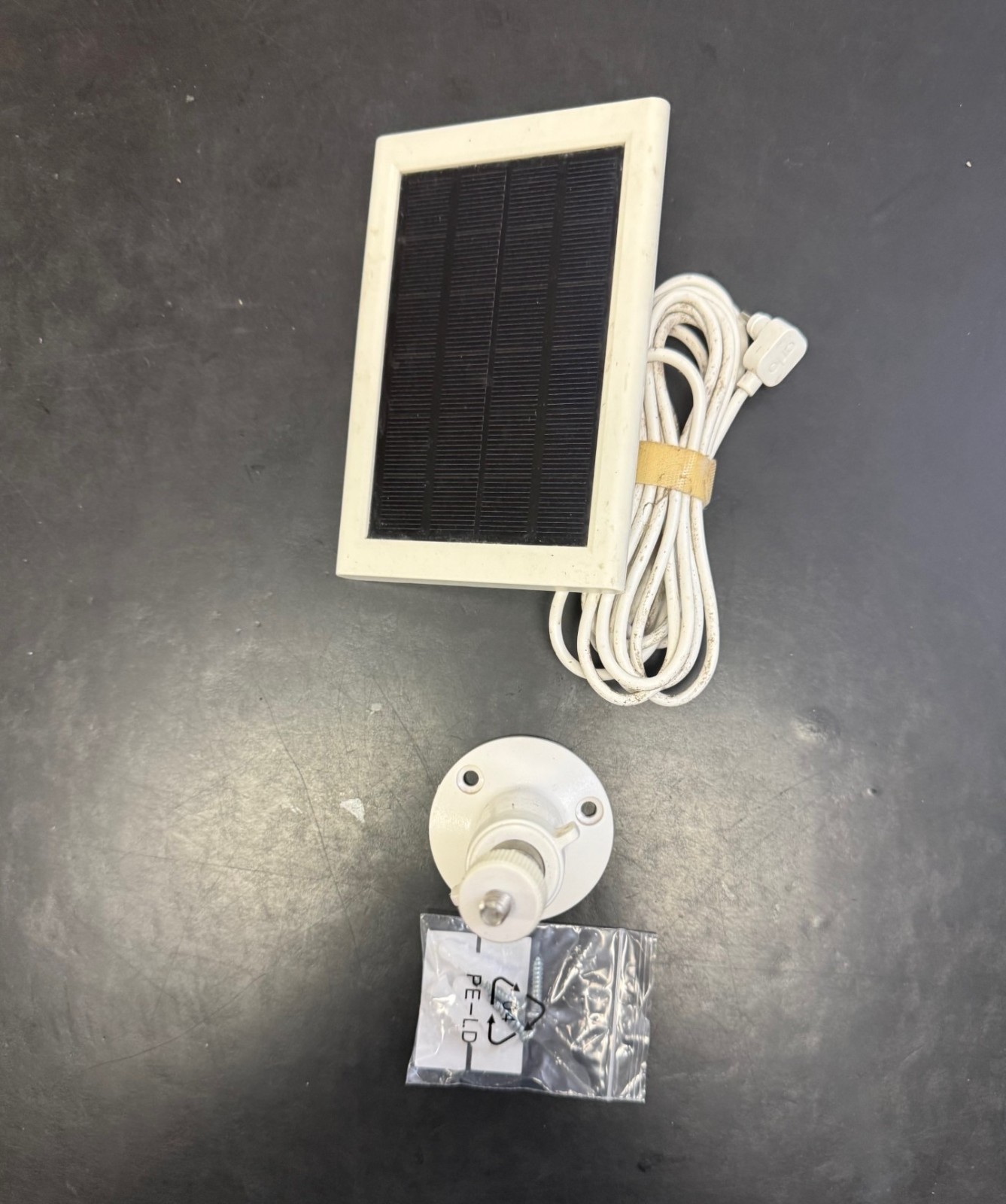 Arlo Essential Outdoor Camera 2K Battery Powered w/ Solar Panel w/ Mounts