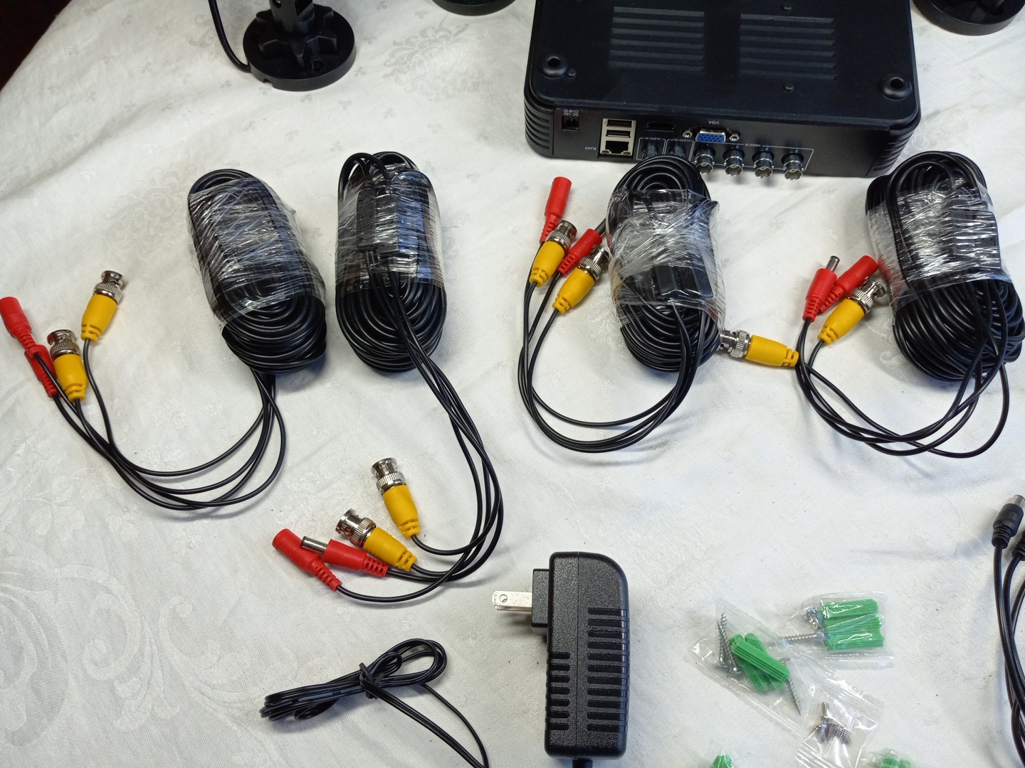 CCTV Security Camera System 4 Cameras Digital Video Recorder Wiring 2 Chargers