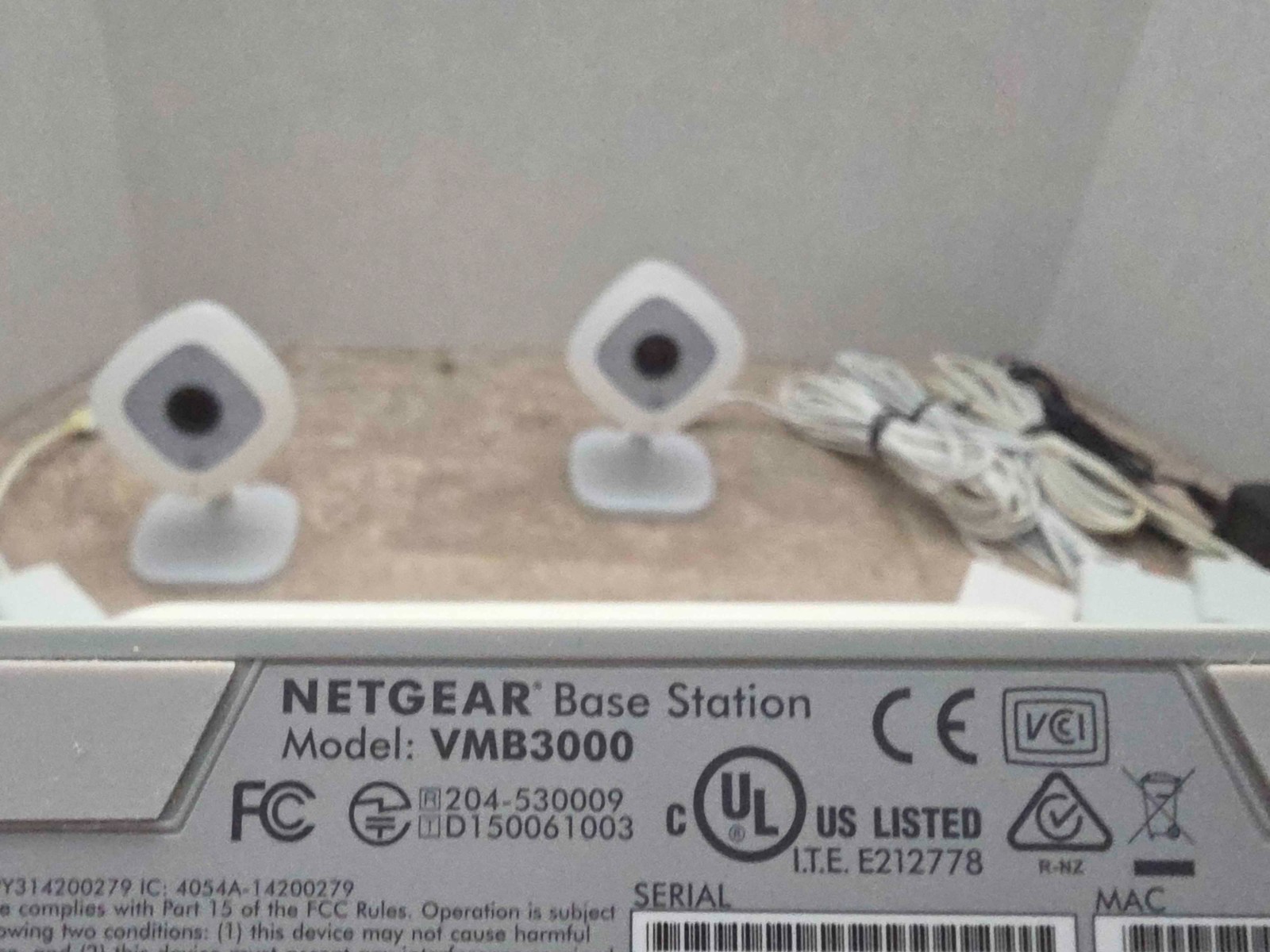 NETGEAR Arlo HUB w/2 Arlo Q Cameras and 1 POE connector
