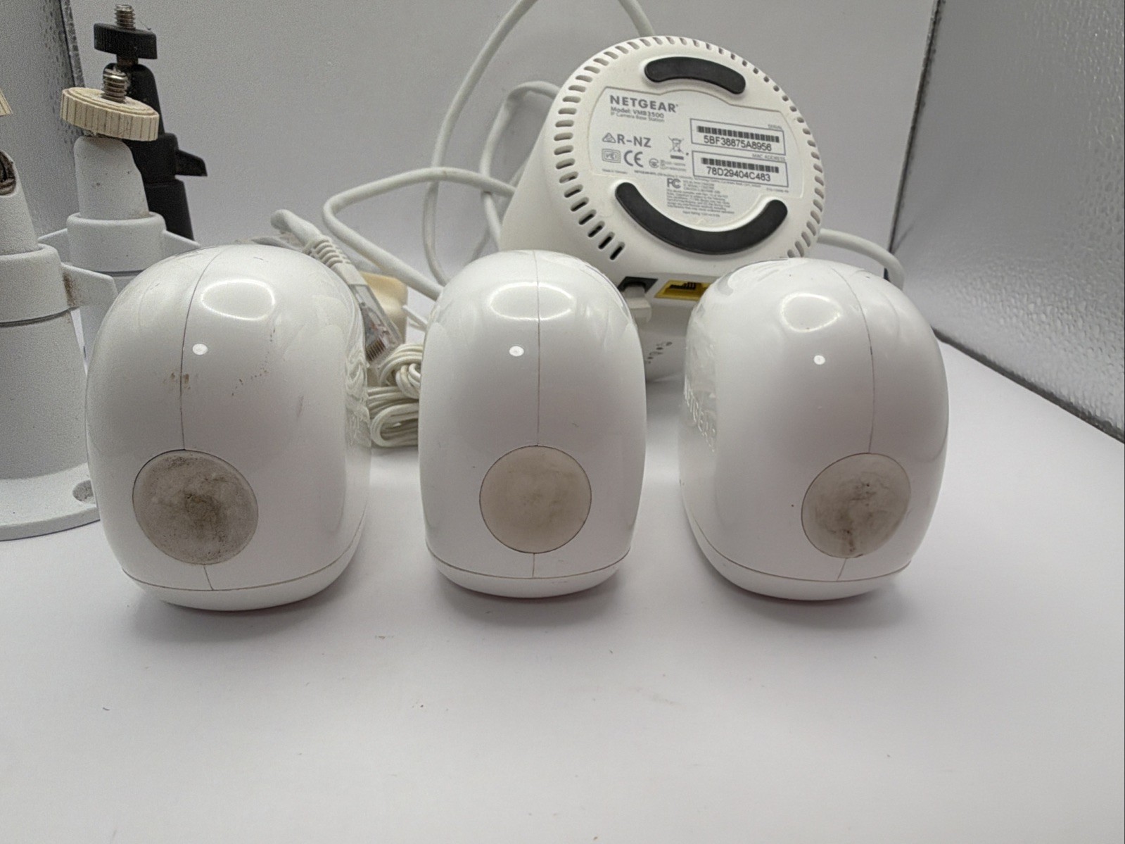 Arlo/Netgear VMB3500 Hub/Base Station & 3x VMC3030 Wireless HD Cameras W/Mounts