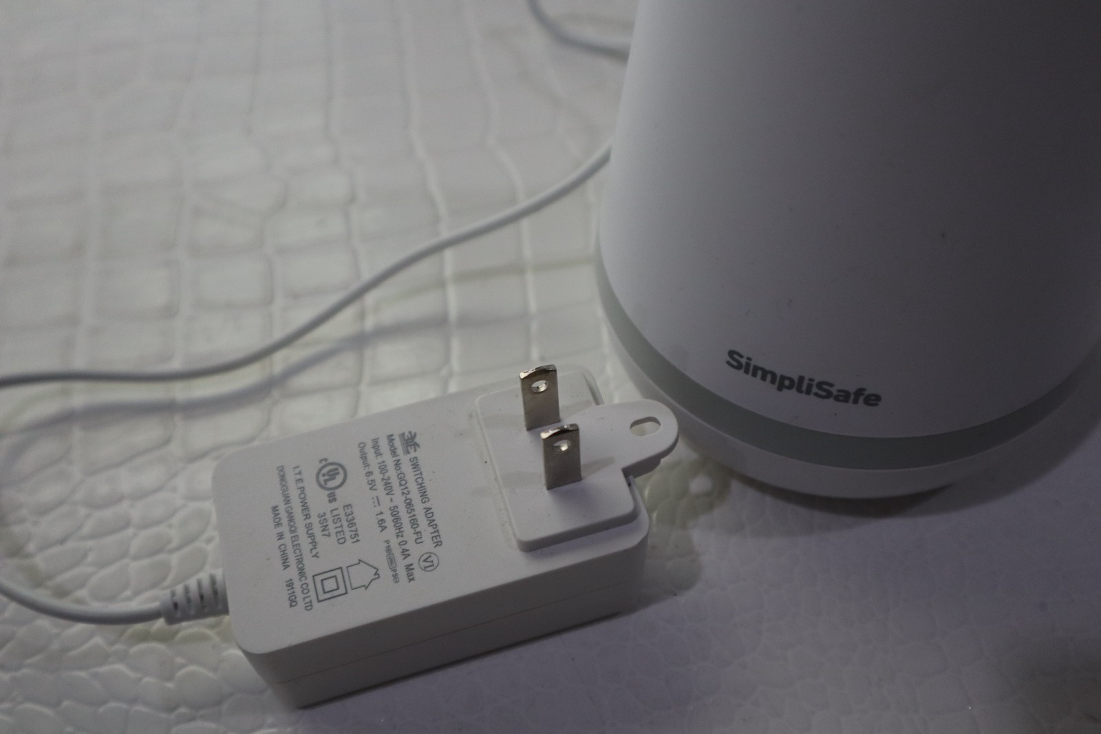 SimpliSafe Home Security System Base Station SSBS3 W Keypad ~ NEVER USED~