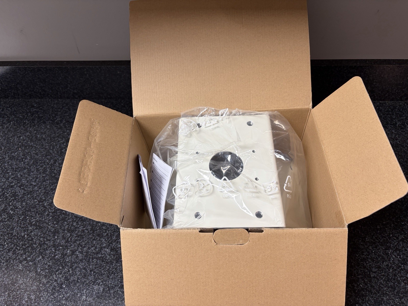 Hanwha Techwin SBP-300KM1 Corner Mount for Network Camera, Wall Mount – Ivory