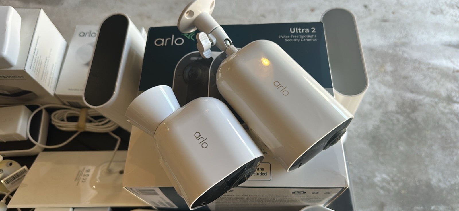 Arlo Ultra 2 4K Wireless Security System – 2 Cameras, 4 Batteries, Solar Panel +