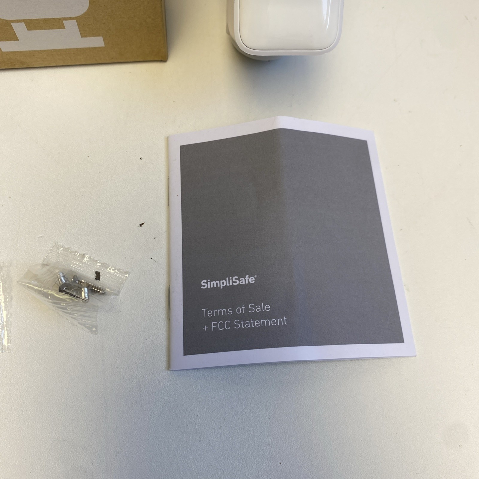 SimpliSafe CM006 Smart Alarm Wireless Indoor Security – Used/Read Description