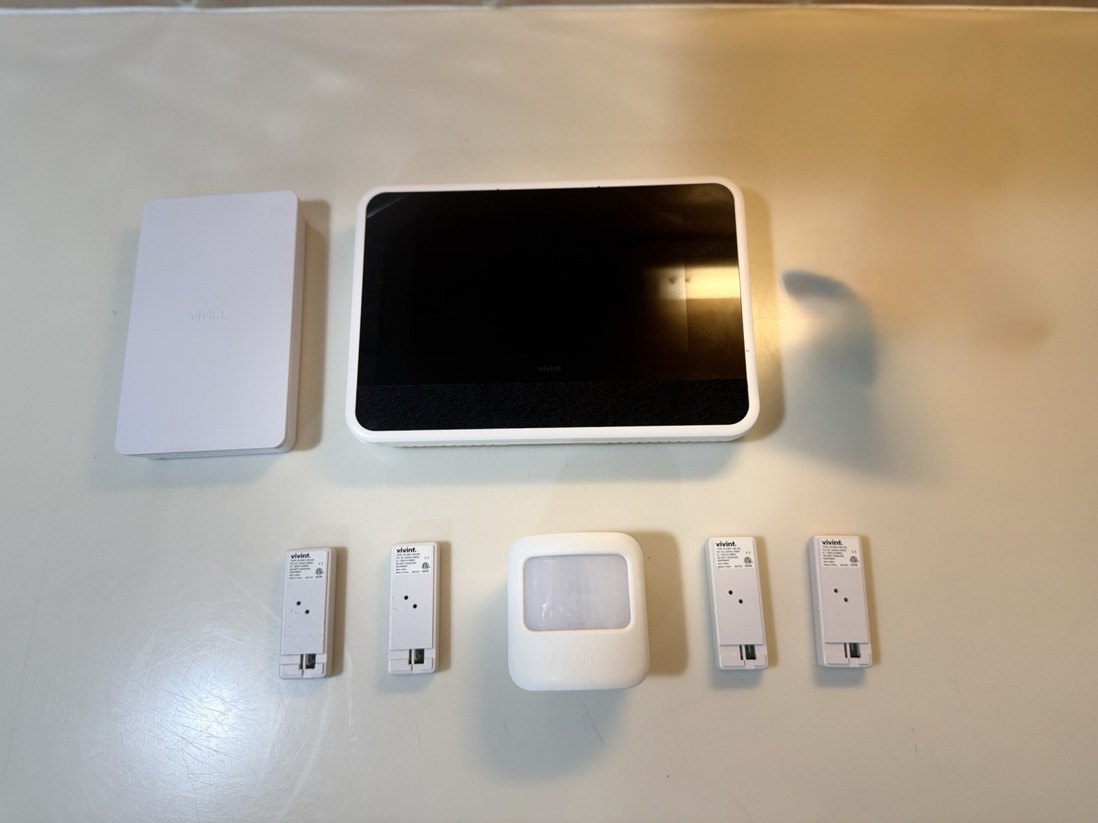 Vivint Smart Home Security System Bundle (Smart Hub,Smart Drive,Motion,Sensors)