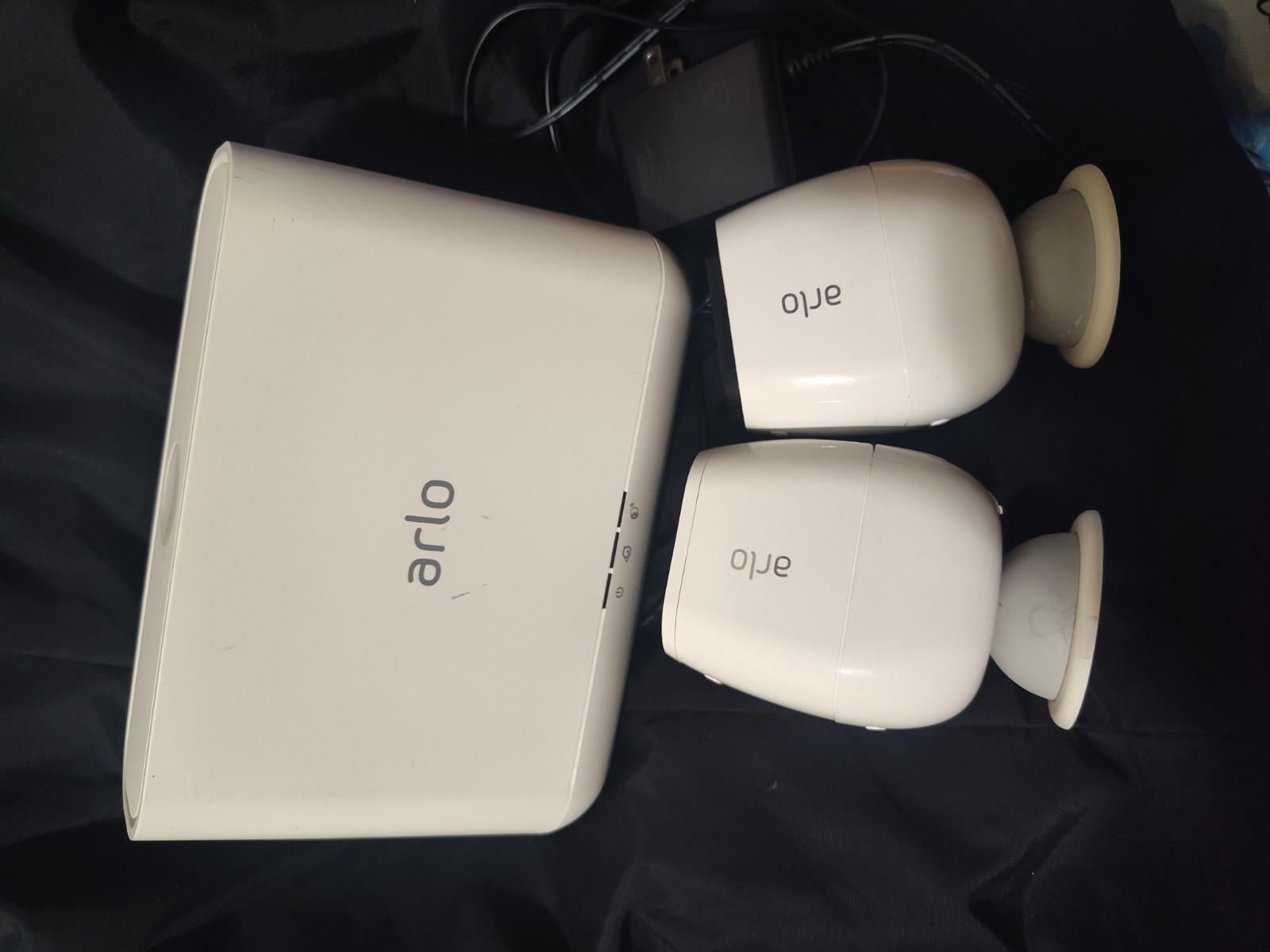 Arlo Pro VMB4000 Security Base Station W/Power Cord& 2 Camera’s VMC4030P VMC4030