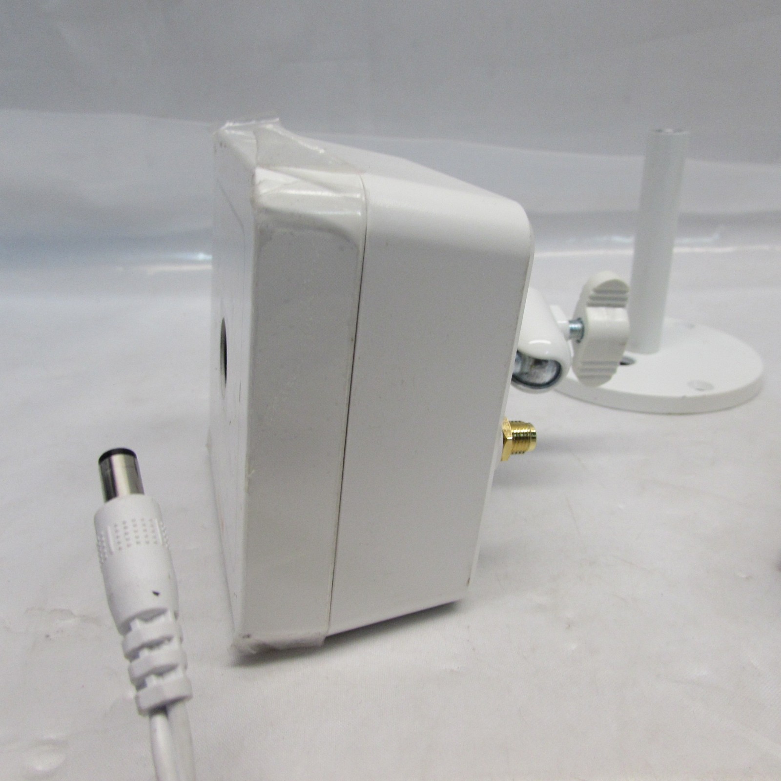 Vivint ADC-V520IR Indoor Wireless IP Camera w/Night Vision, Stand, Antenna, Cord