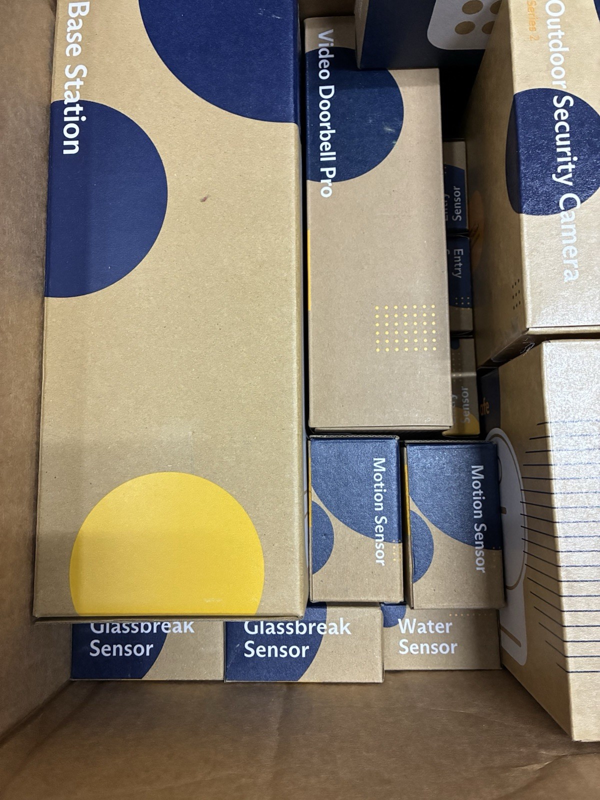 (BRAND NEW) 13-Piece SimpliSafe Security System with 2 Outdoor Camera Series 2