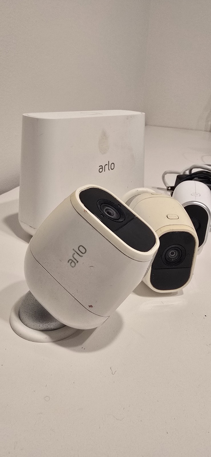 Arlo Pro 2 VMC4030P (2 Cameras) + Netgear Arlo VMC3030 + VMB4000 Base Station