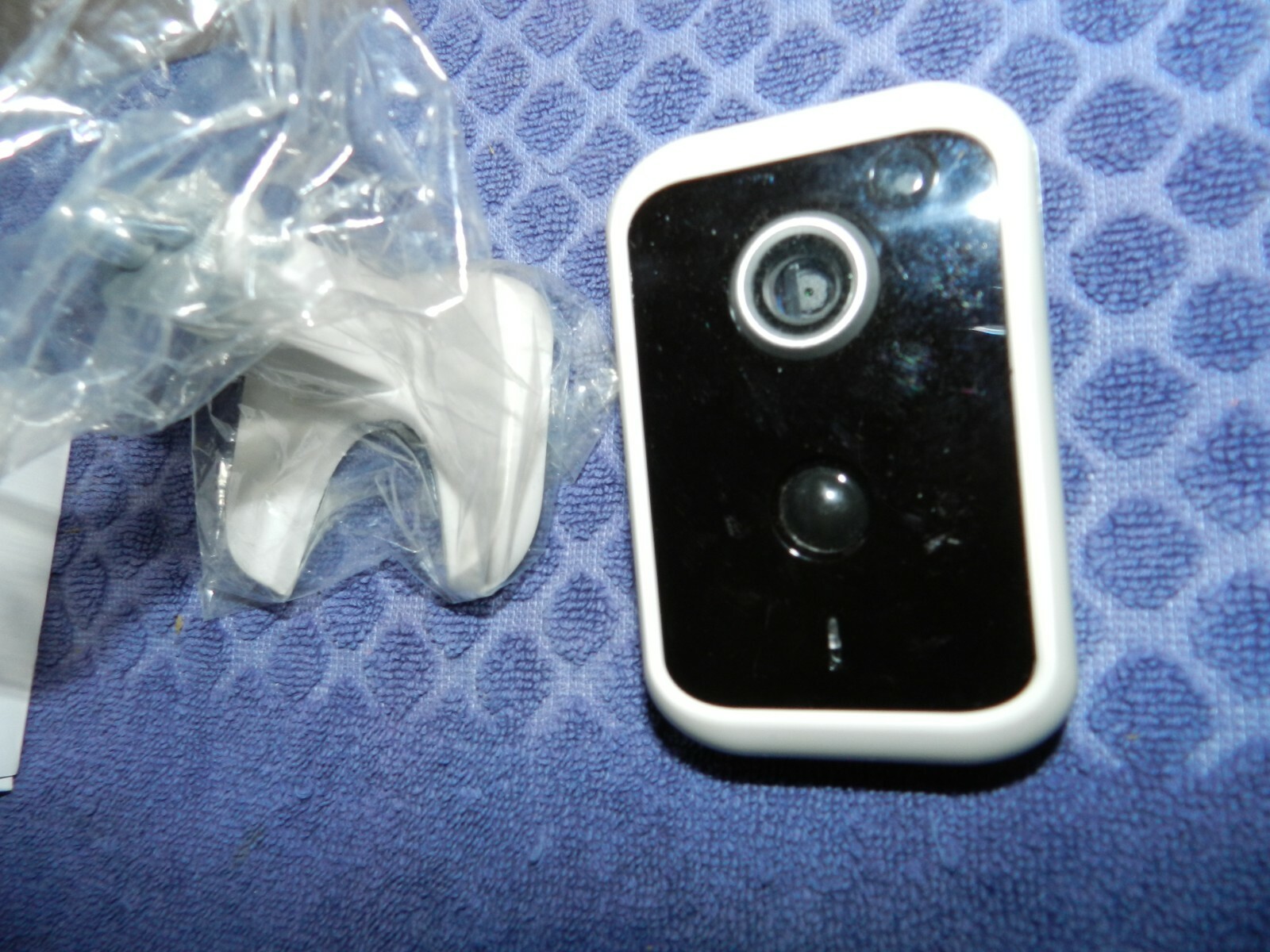 LifeShield SCH1R1-29 White/Black Wired Digital Security Camera stand & cables