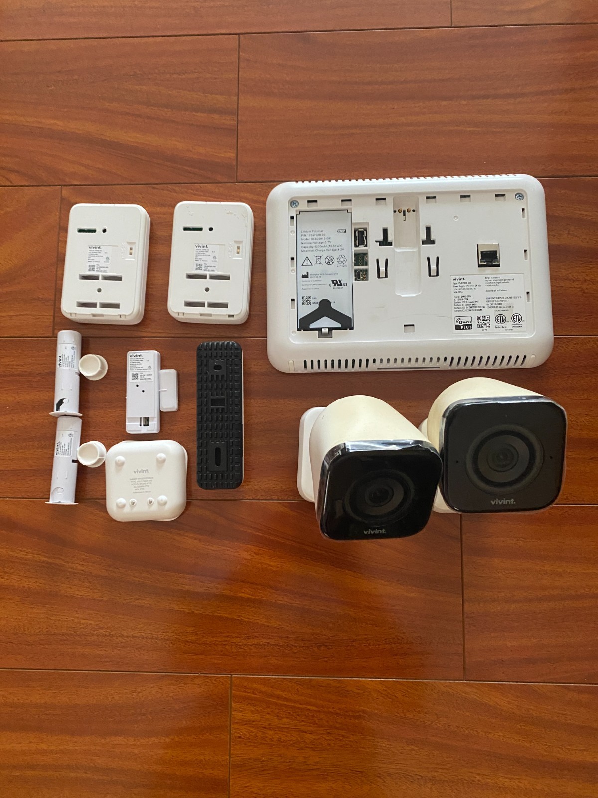 Vivint Smart Home Bundle – Unregistered Factory Reset Hub, 3x Cameras Pro, 6x Se