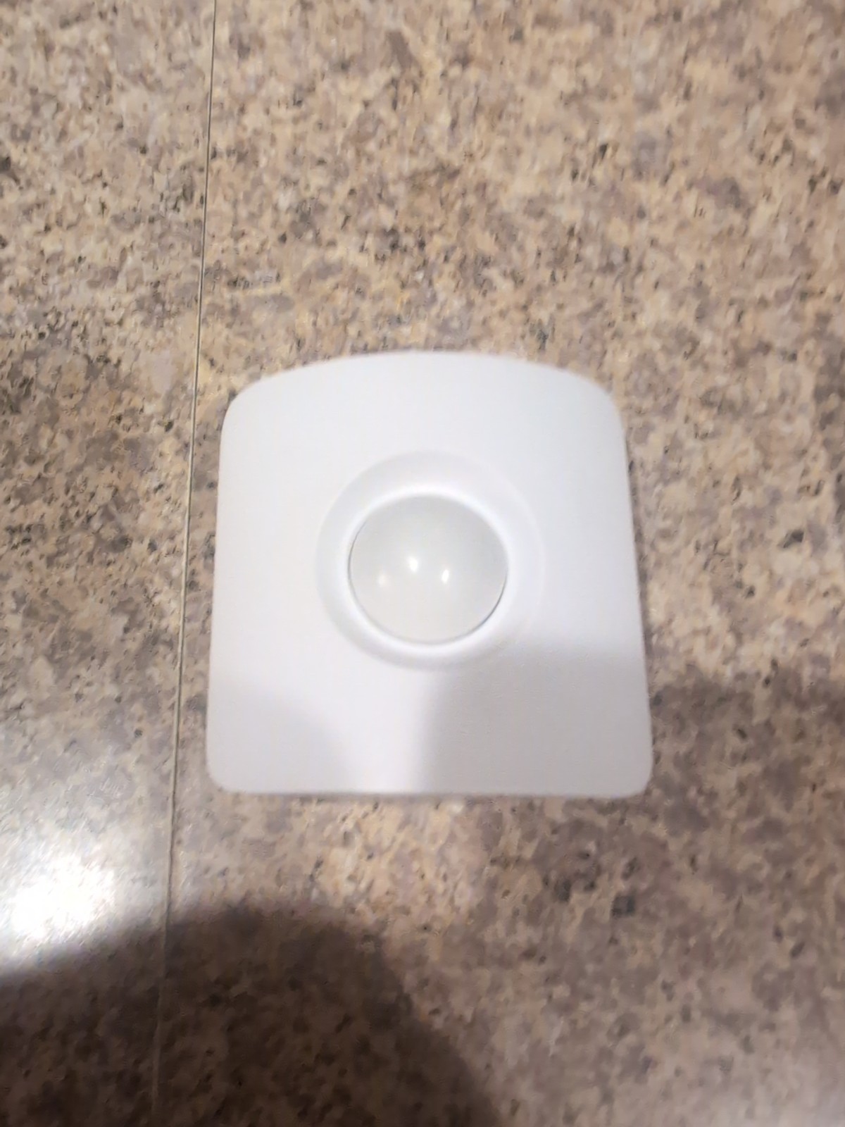 Simply Safe Base Station Model SSBS3 with 2 Motion Sensors – Working Used