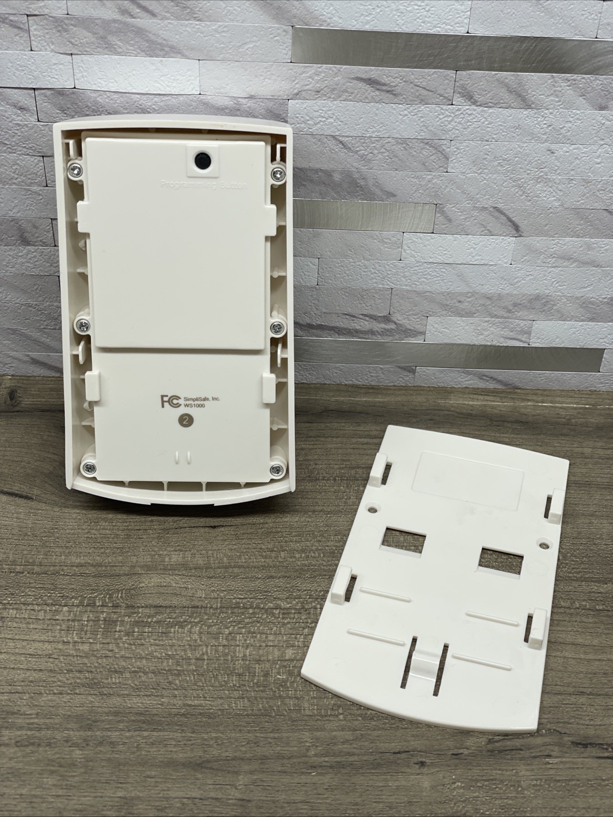 SimpliSafe 105 Decibel Wireless Siren 1st Generation Home Security WS1000