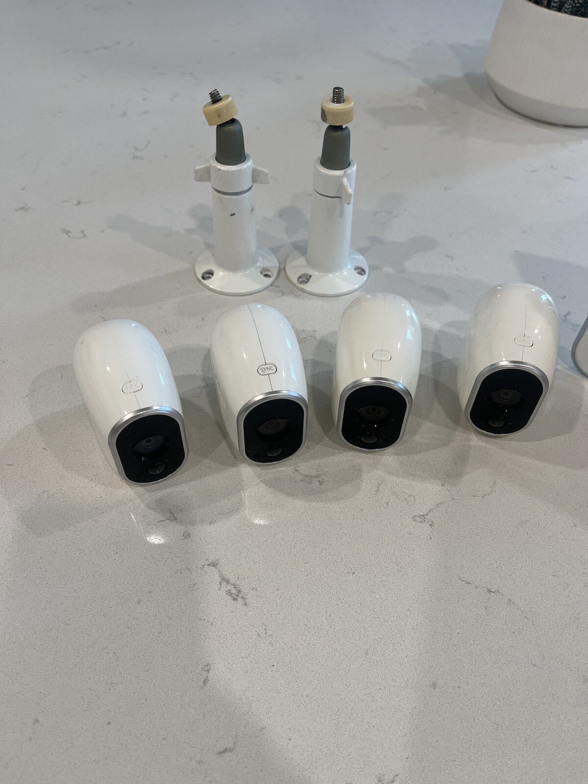 Arlo Netgear Hub Cloud VMB3000 & VMC3030 4 Cameras (no Battery Charger)