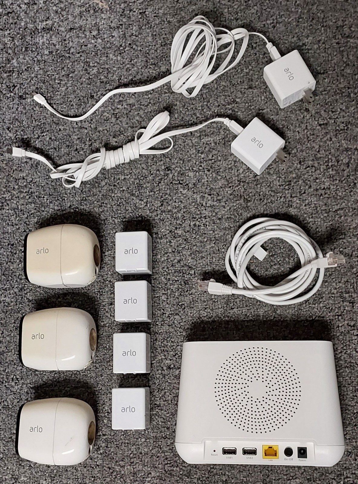 Arlo Pro Smart Security System with 3 Cameras, 4 Batteries & Hub (VMB4000)