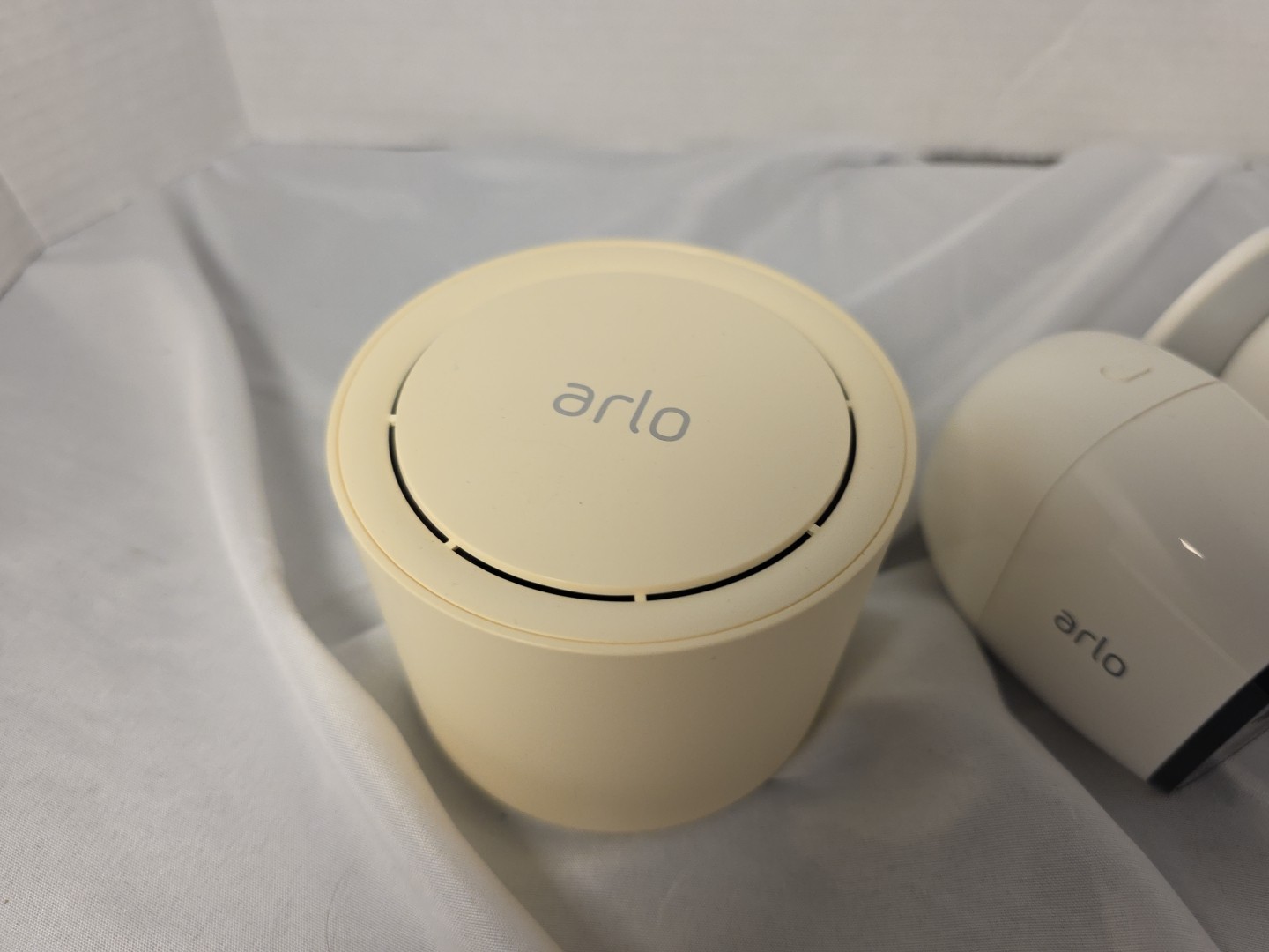 Arlo VMB3500 Base Station + 2 VMC3030 Cameras + 1 Magnetic Mounts